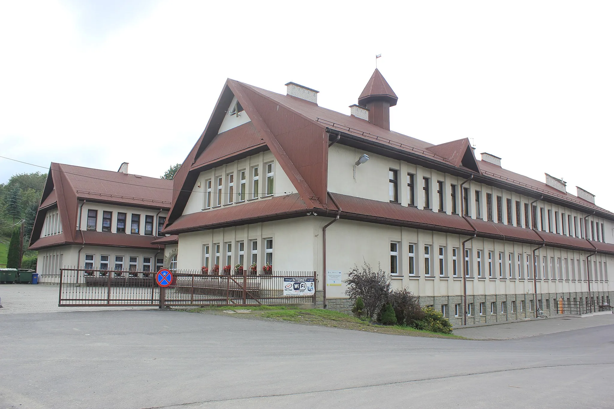 Photo showing: Tenczyn - school