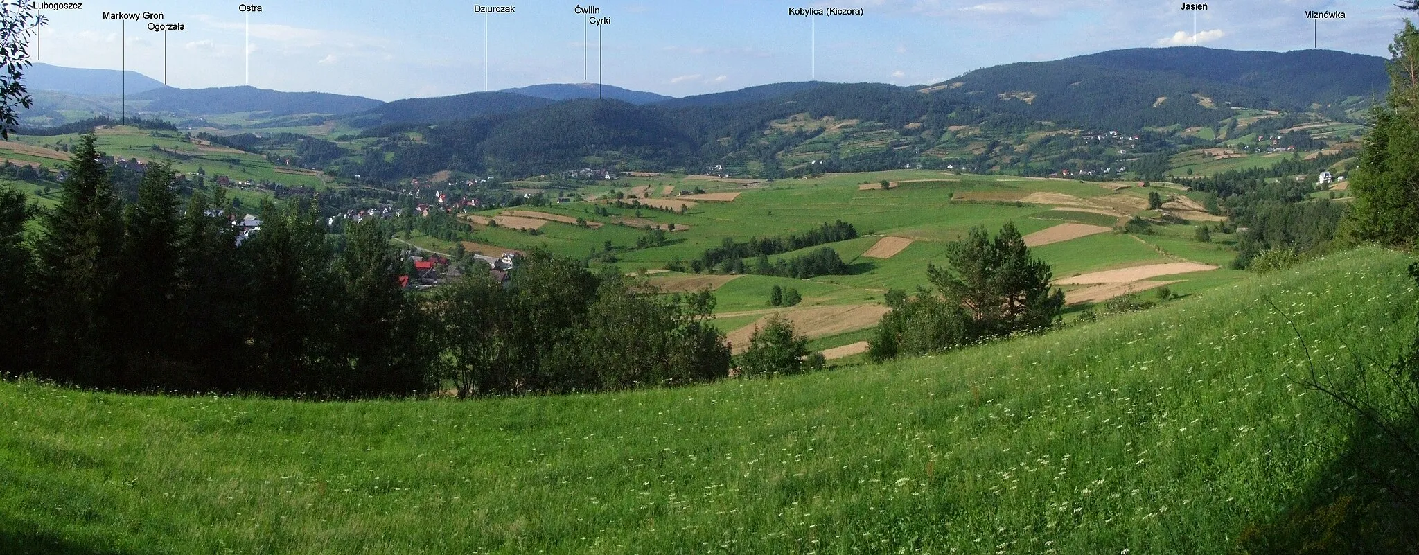 Photo showing: Panorama Lubomierza i widok na Beskid Wyspowy (z czarnego szlaku przez polanę Jastrzębie)