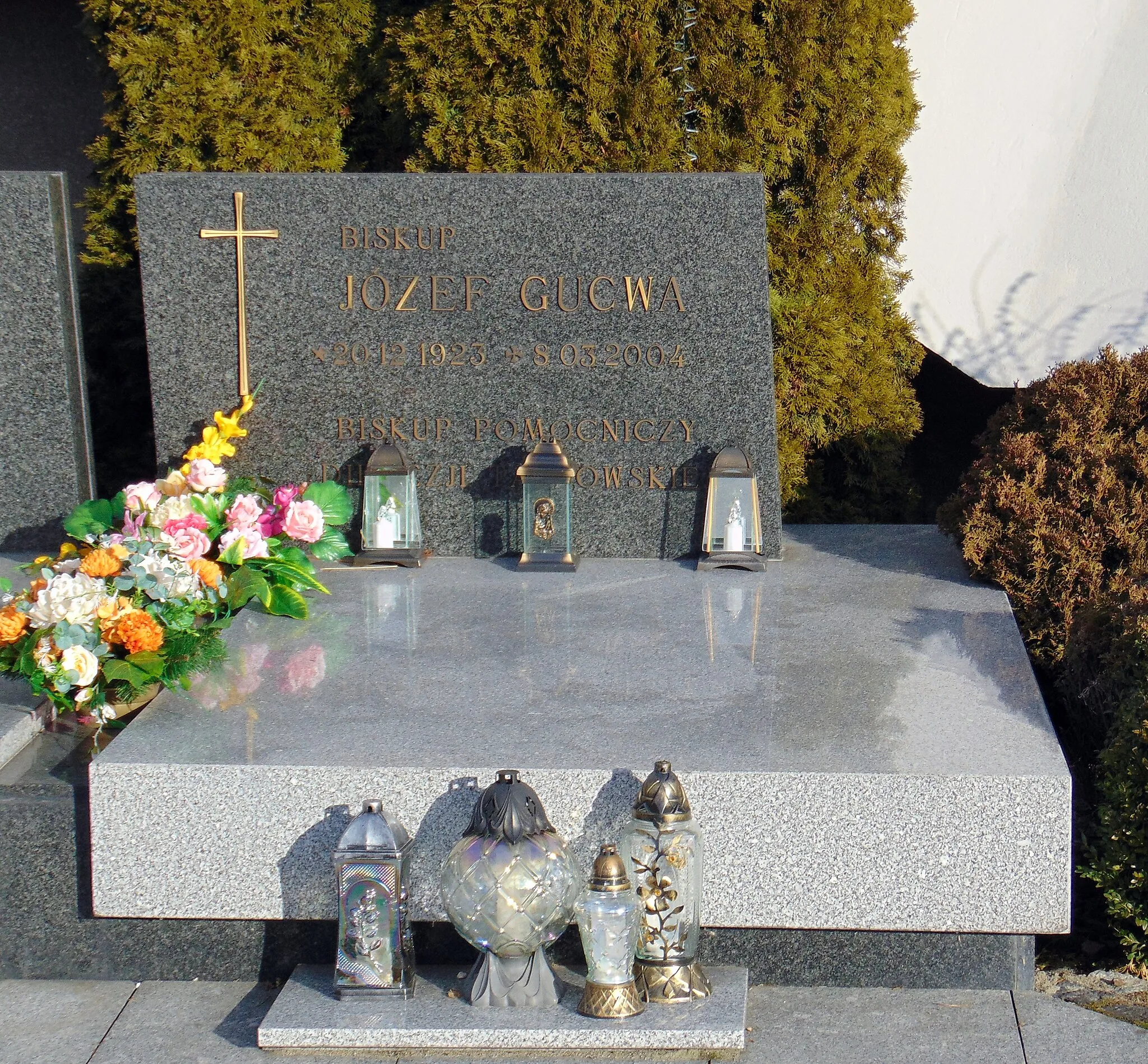 Photo showing: The tomb of Józef Gucwa in Kąclowa, Polish Roman Catholic priest, auxiliary bishop