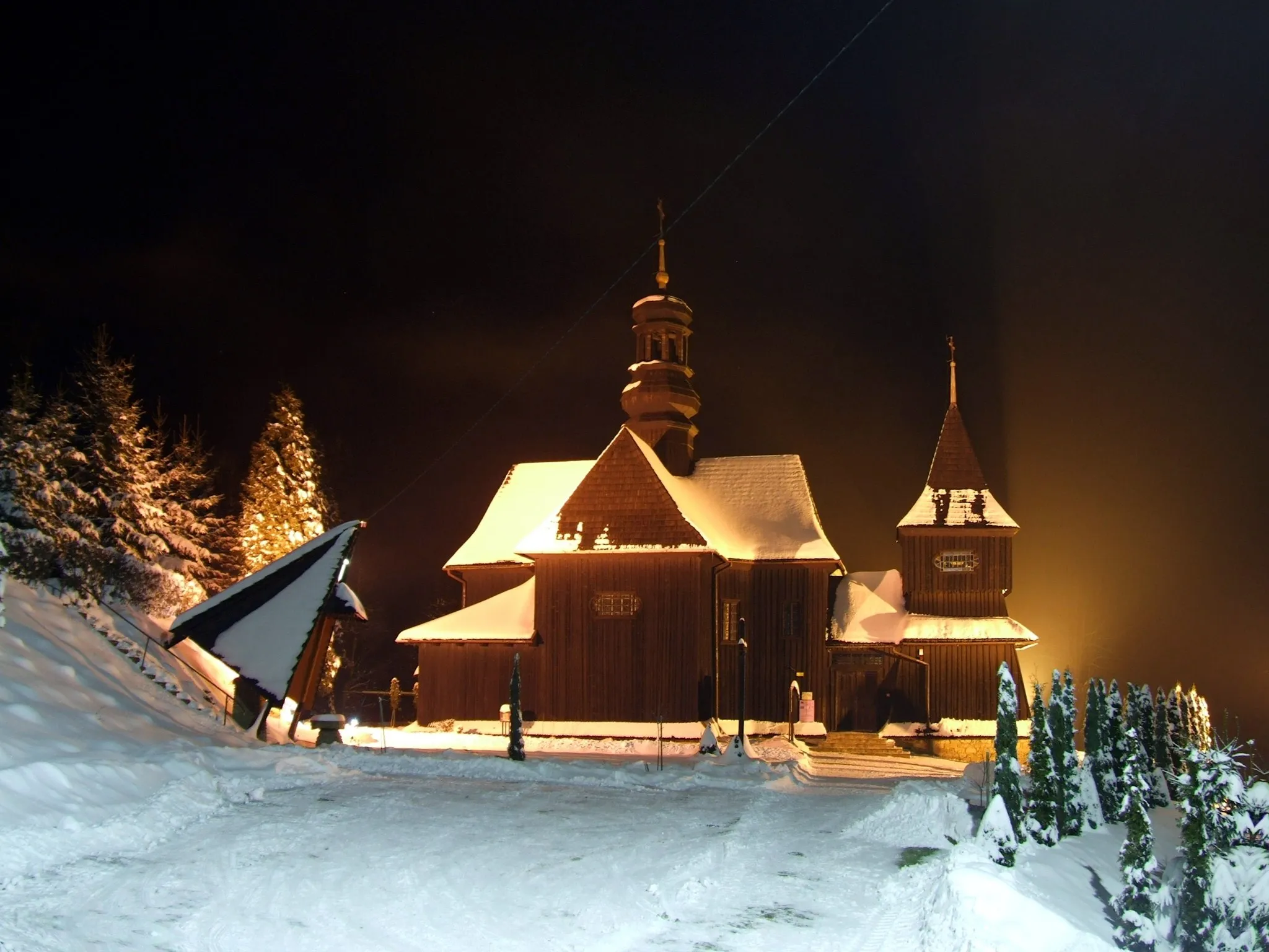 Photo showing: Skawinki, Poland - St. Joachim wooden church by night