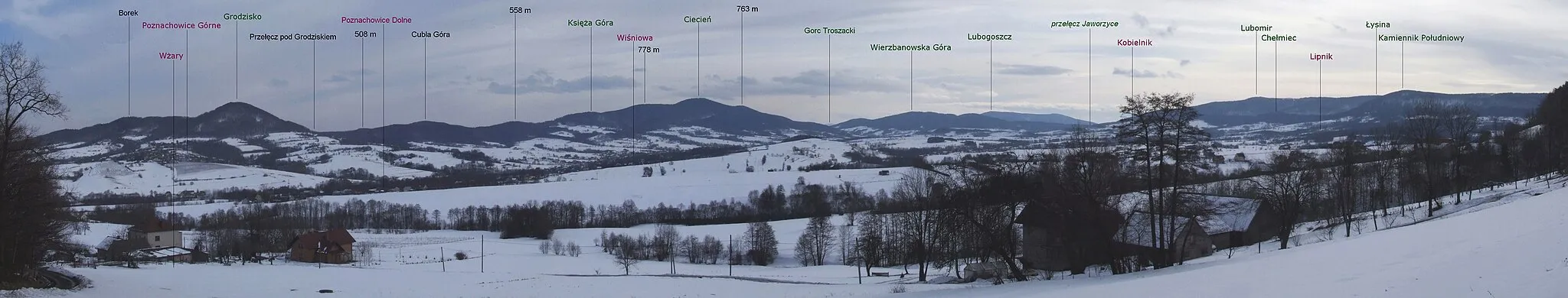 Photo showing: Panorama z osiedla Wżary przy niebieskim szlaku turystycznym z Poznachowic Górnych do Myślenic