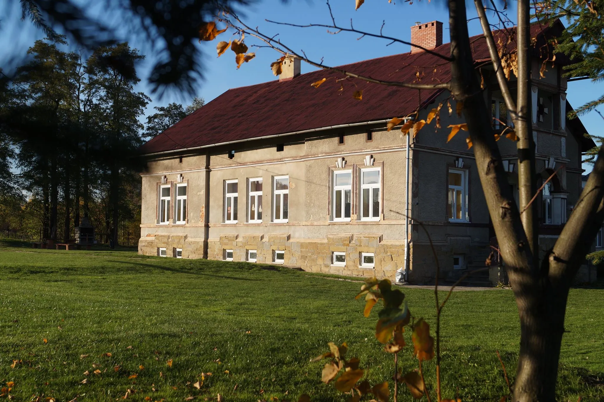 Photo showing: Budynek dworski z początku XIX w.