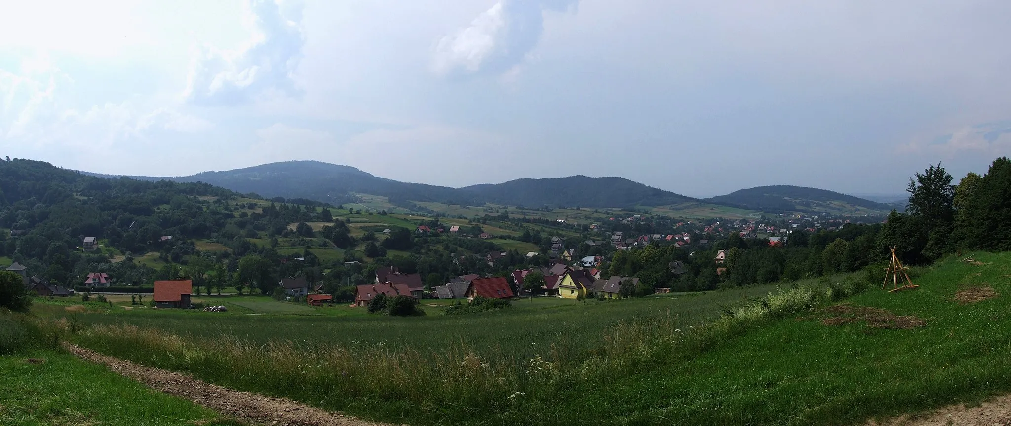 Photo showing: Widok z zielonego szlaku turystycznego Poręba - Kamiennik Północny. Od lewej:Uklejna, Grodzisko, Krowia Góra