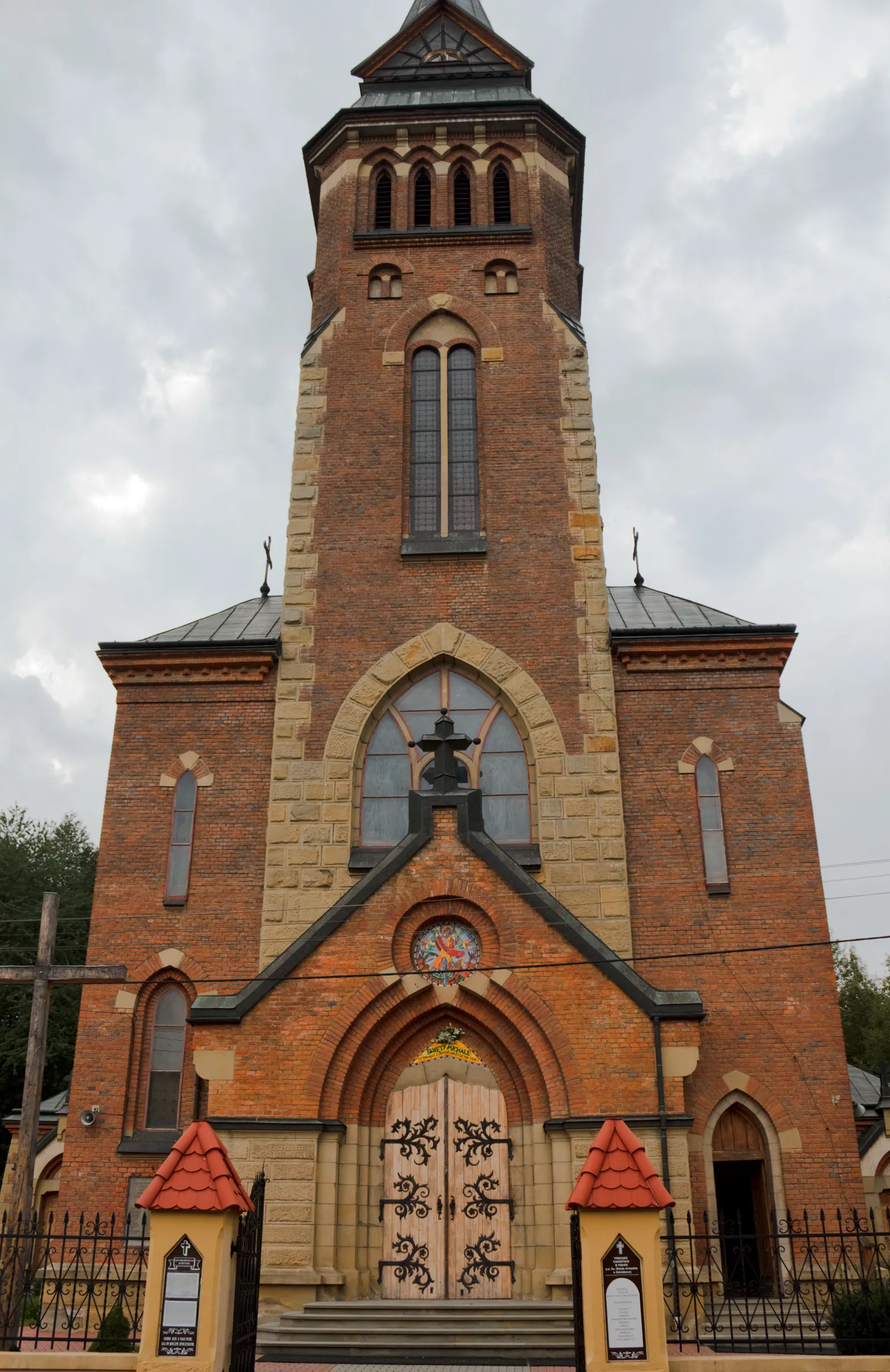 Photo showing: Żeleźnikowa Wielka - neogotycki kościół parafafialny pw. św. Michała Archanioła (zabytek nr A-1278/M z 11.10.2011)