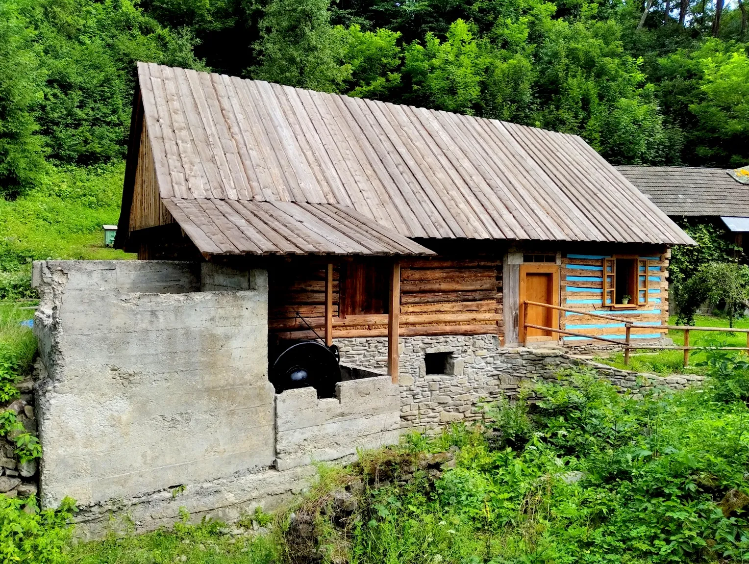 Photo showing: Ochotnica Dolna. Młyn wodny