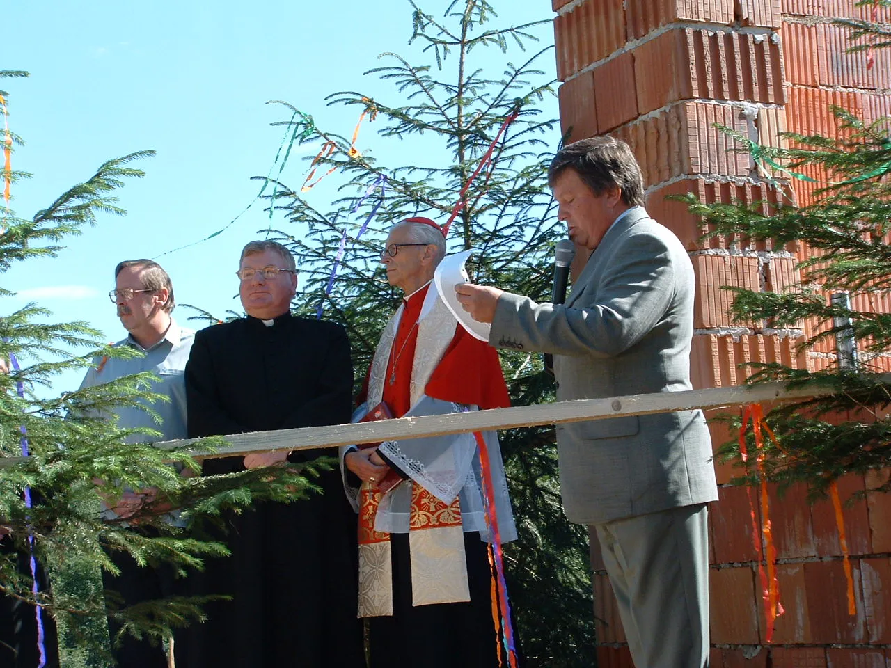 Photo showing: Wbudowanie aktu erekcyjnego pod budujące się Gimnazjum w Leśnicy z udziałem kard. Franciszka Macharskiego.