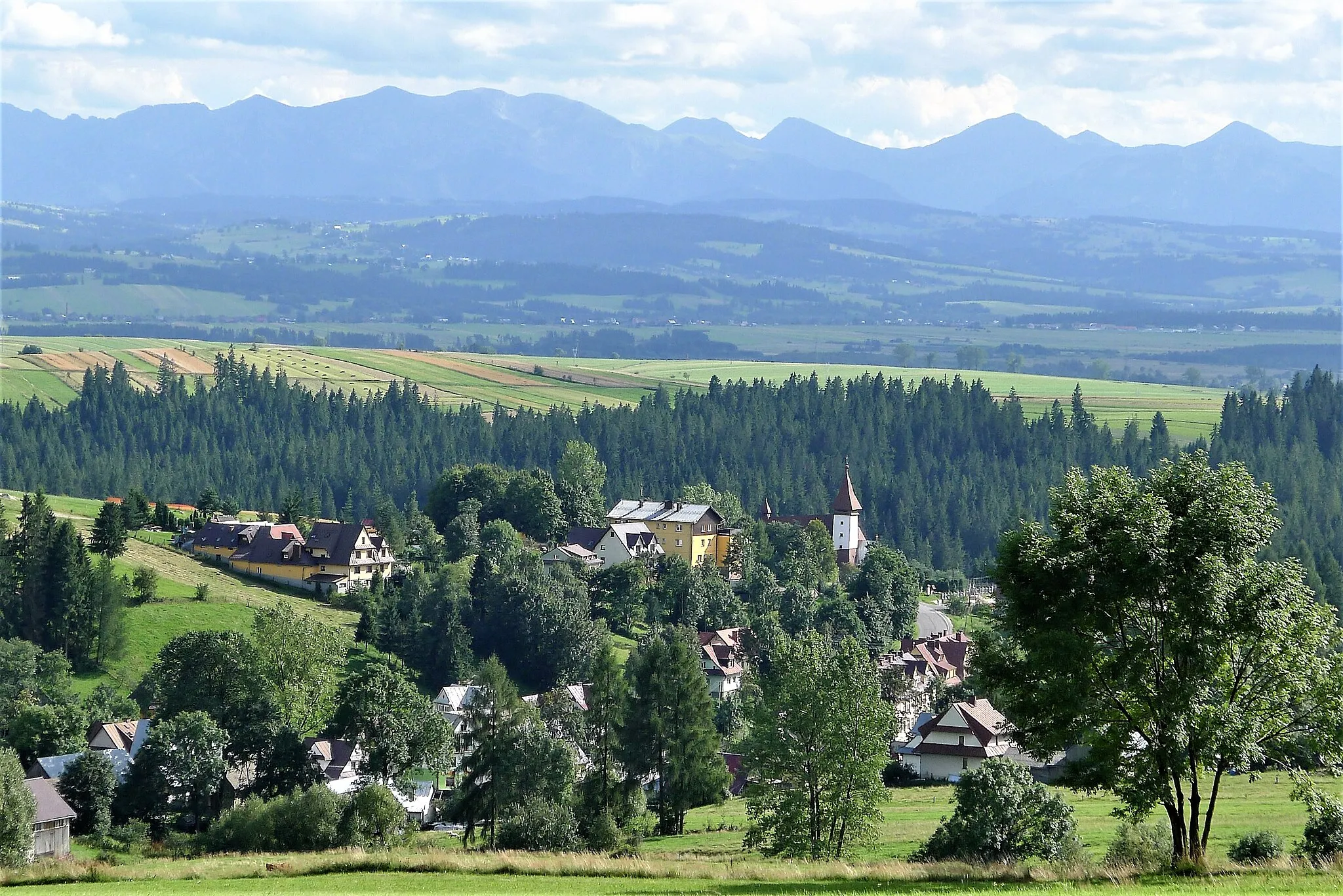 Photo showing: Pyzowka village center and Tatras