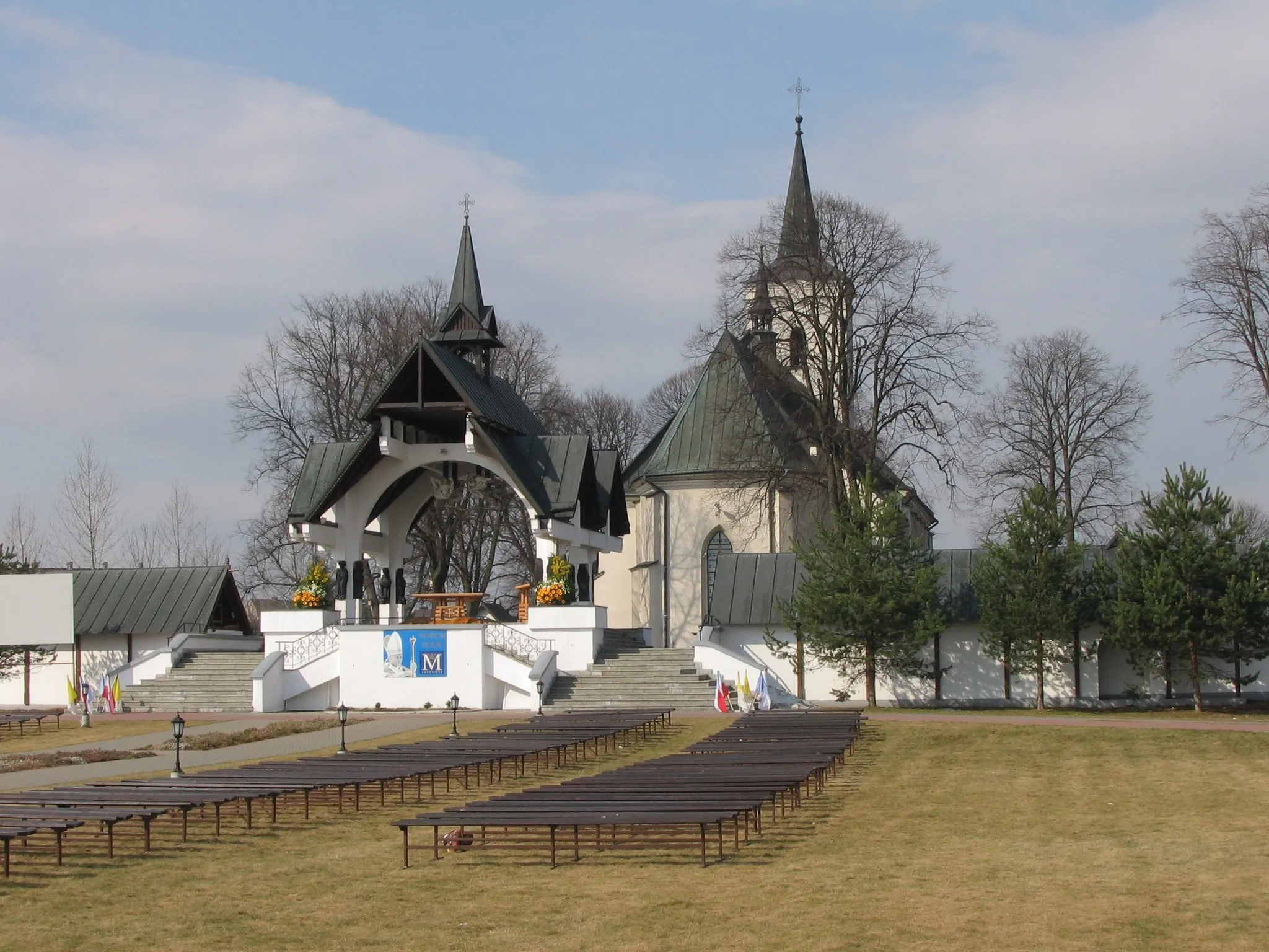 Photo showing: Ludźmierz - kościół i ołtarz polowy
