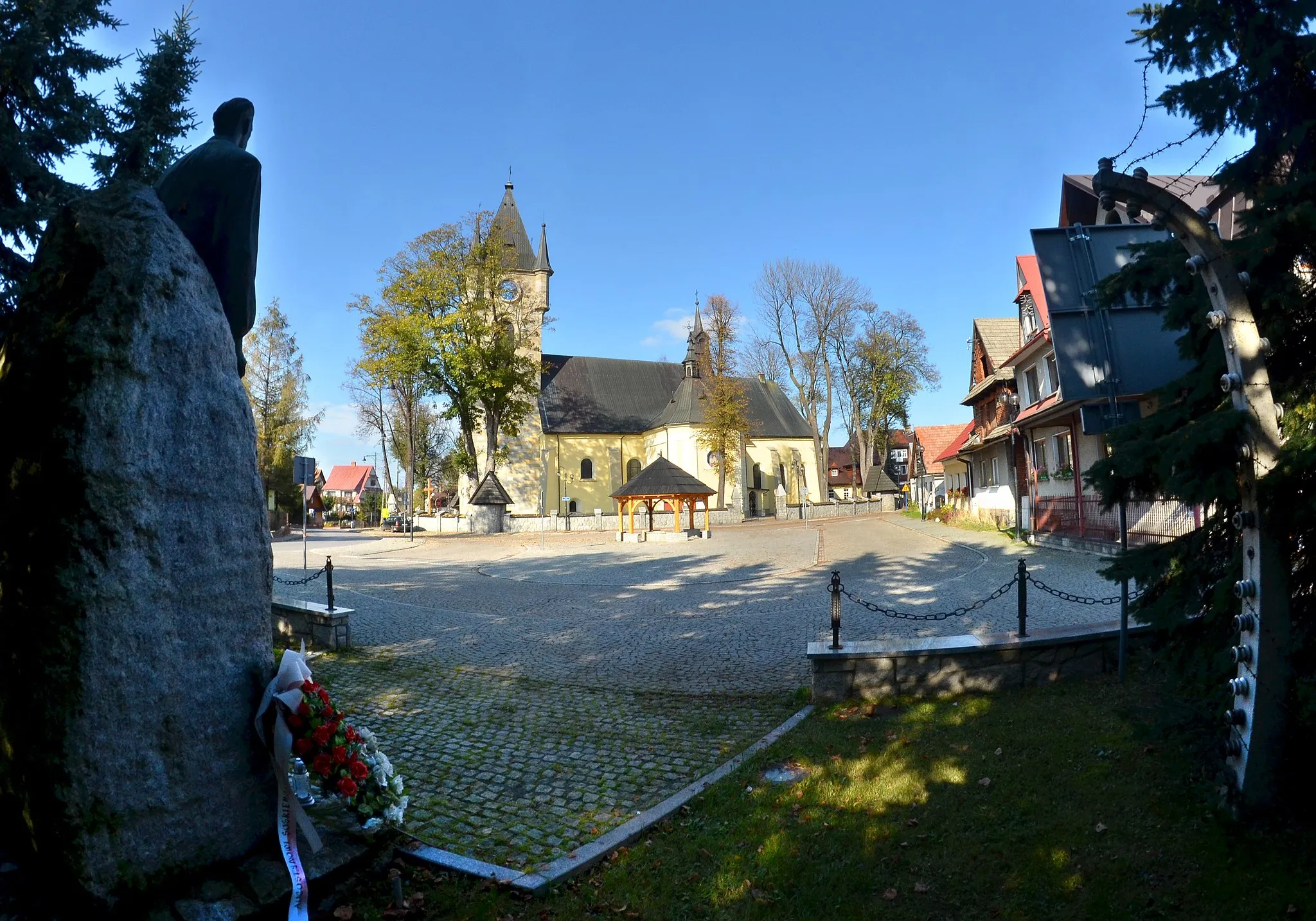 Photo showing: Monument of Augustyn Suski and church in Szaflary