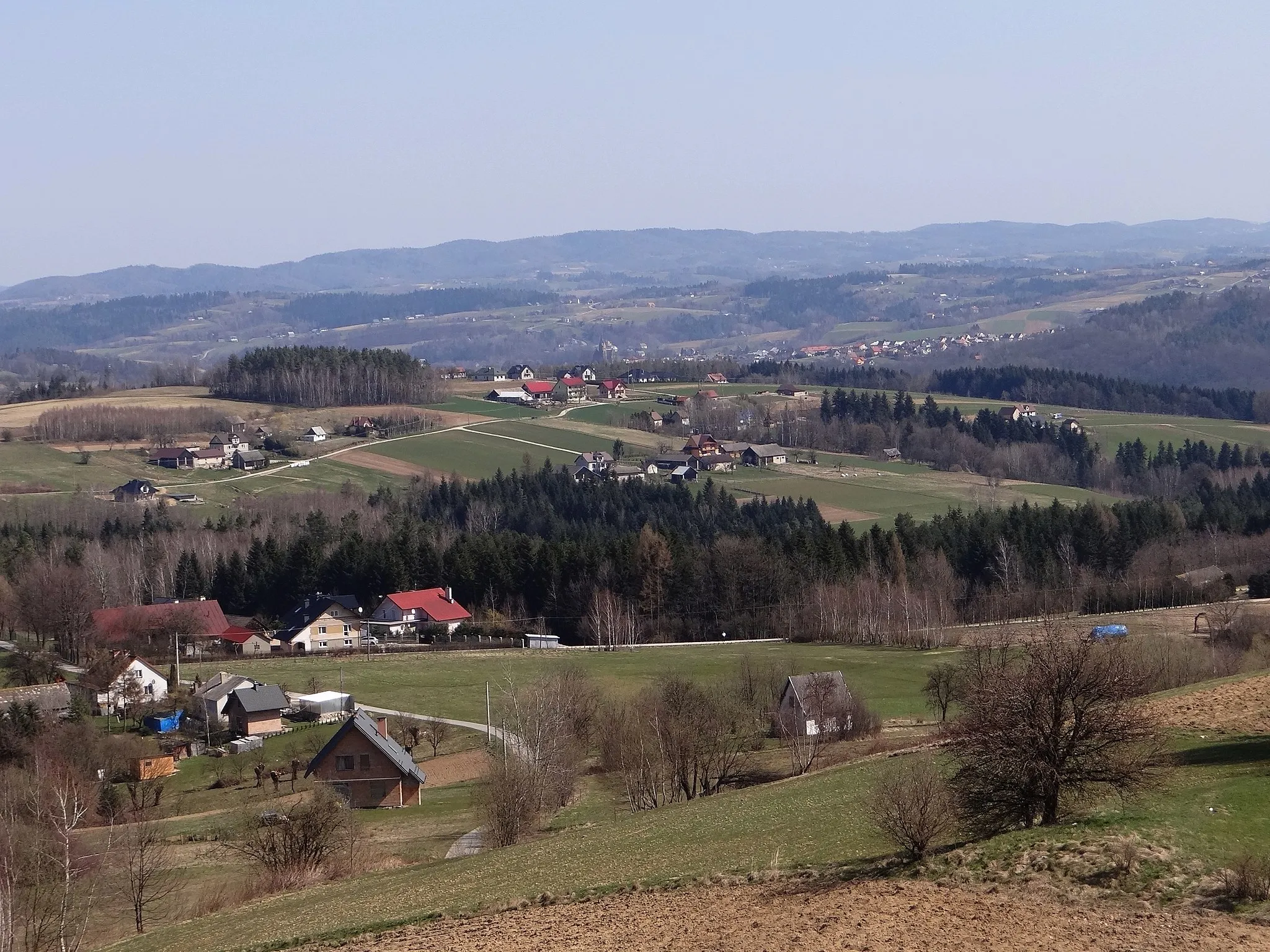Photo showing: Widok z wieży widokowej w Bruśniku na Bruśnik, Zagórze (część Kąśnej Dolnej) i Ciężkowice.