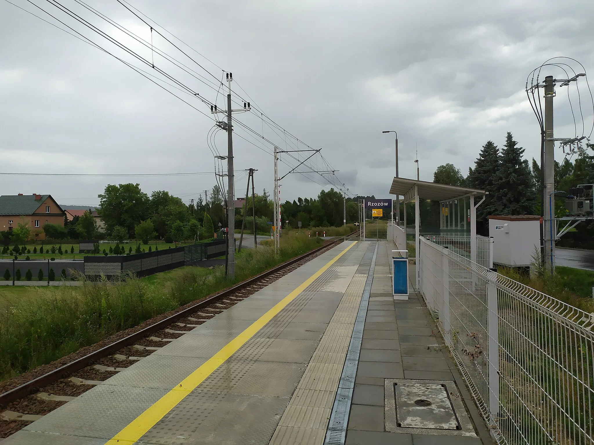 Photo showing: Peron przystanku kolejowego Rzozów w 2019 roku (widok w kierunku Kalwarii Zebrzydowskiej)