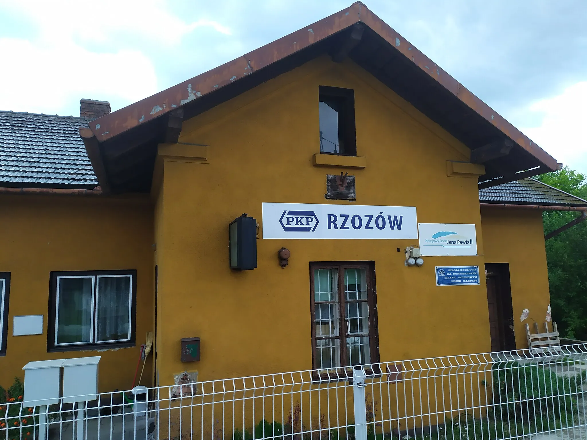 Photo showing: Budynek dworcowy przystanku kolejowego Rzozów w 2019 roku