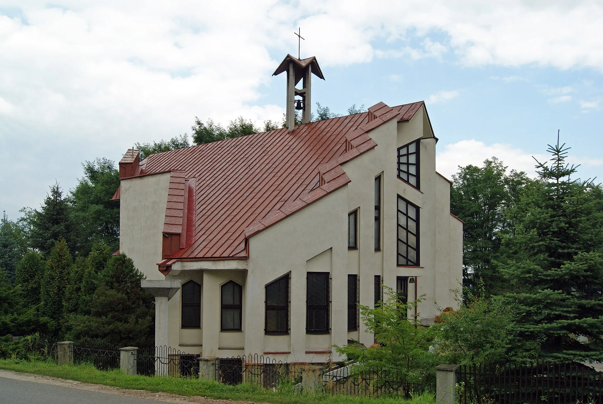 Photo showing: Church of  St. Casimir Jagiellon (1986 design. by Zbigniew Radziewanowski), 96 Podgorki Tynieckie street, Krakow, Poland