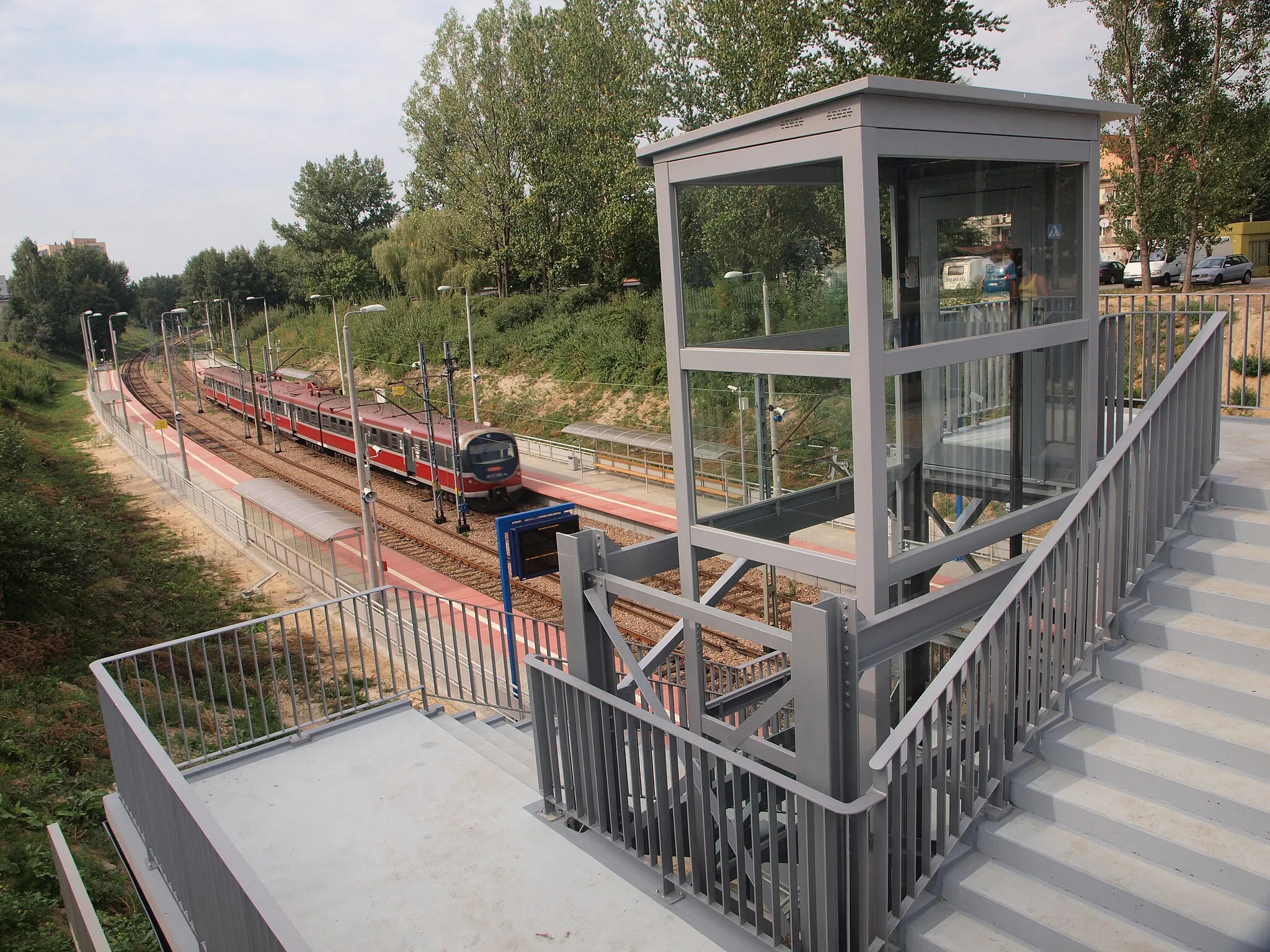 Photo showing: Przystanek kolejowy Tychy Grota-Roweckiego - windy dla niepełnosprawnych