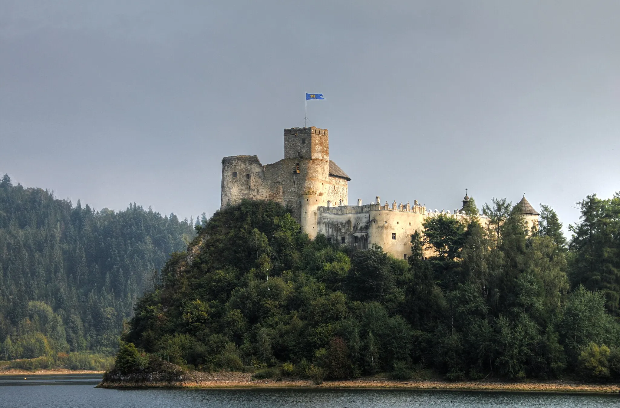 Photo showing: The castle of Niedzica at lake Czorsztyn of the southeastern Poland... According to the local legends it is a haunted castle...

The White Lady