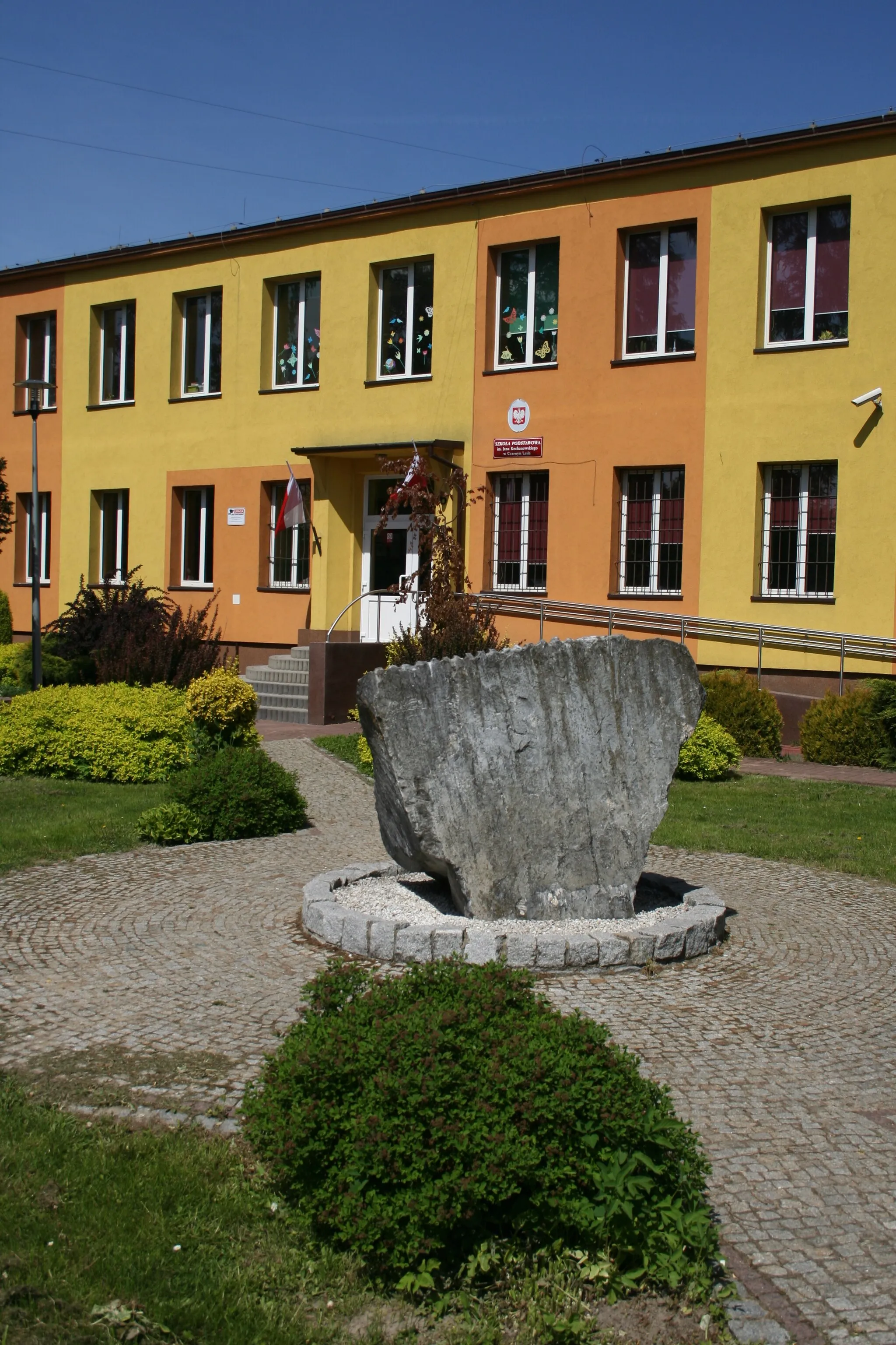 Photo showing: Szkoła im. Jana Kochanowskiego w Czarnym Lesie, gmina Mykanów