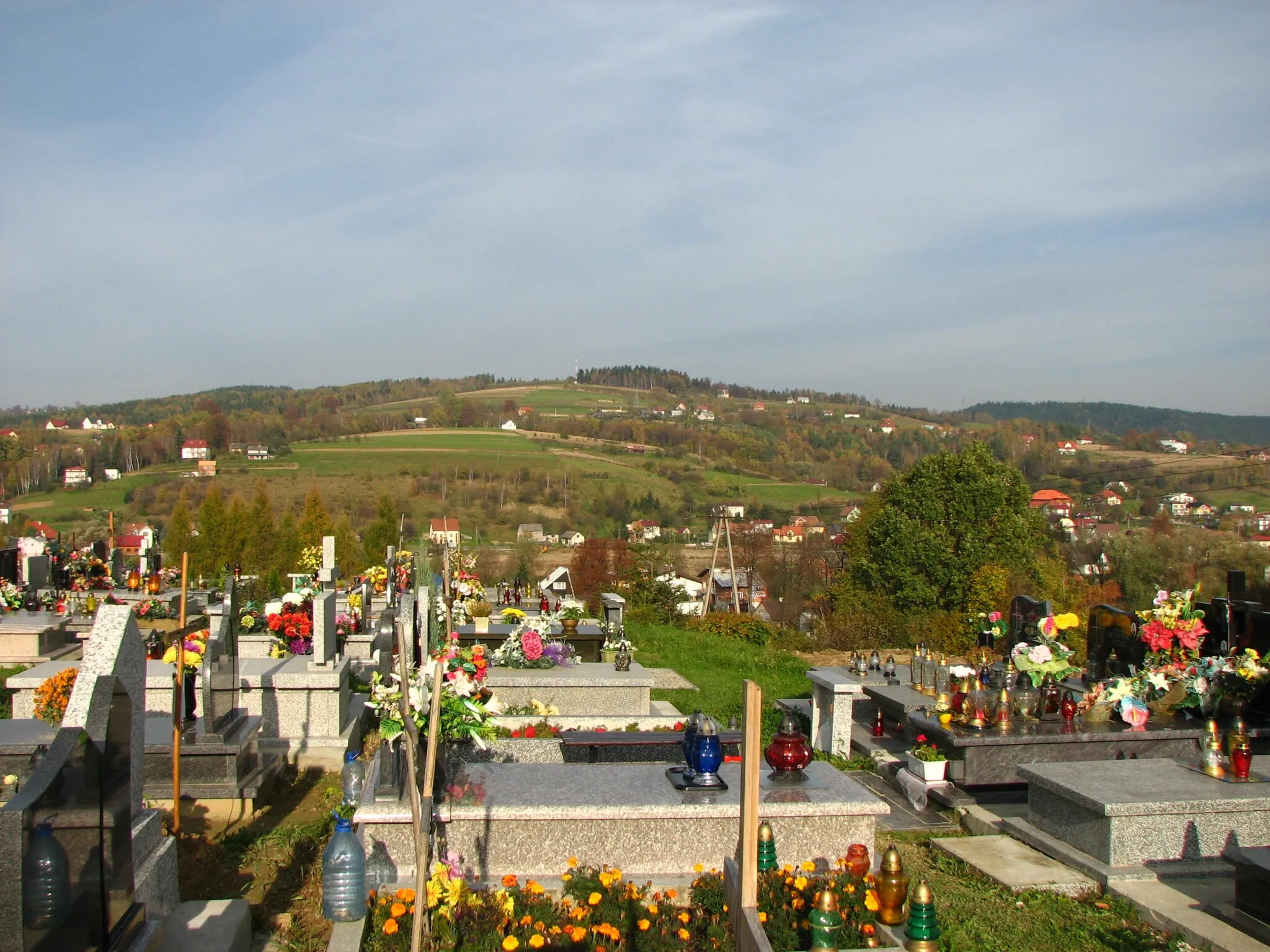 Photo showing: Szczyt Mużeń na Pogórzu Rożnowskim. Widok z cmentarza w Gołąbkowicach - dzielnicy Nowego Sącza.