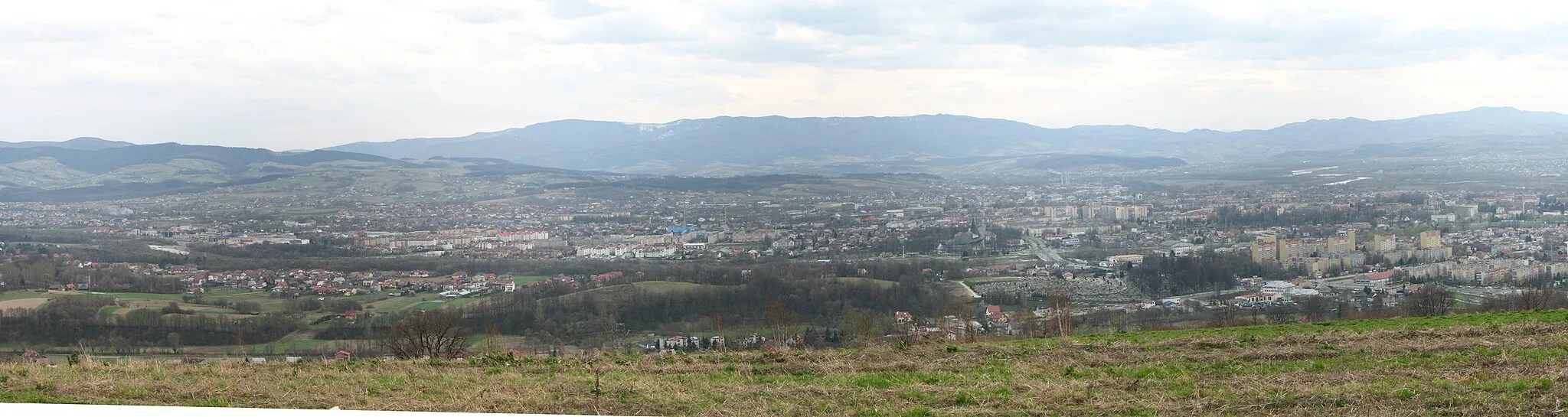 Photo showing: Szczyt Mużeń na Pogórzu Rożnowskim. Widok na Nowy Sącz.