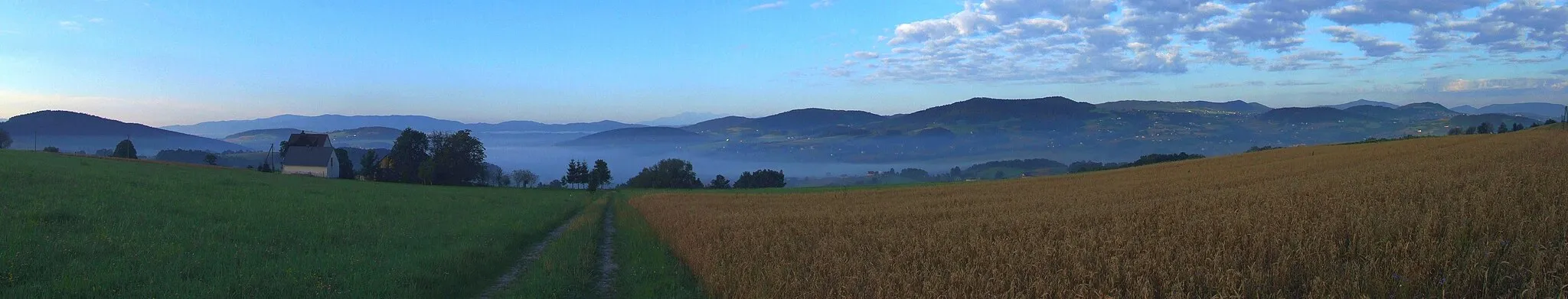 Photo showing: Panorama Beskidu Wyspowego z parkingu w miejscowości Wysokie (powiat limanowski). Widoczne Tatry