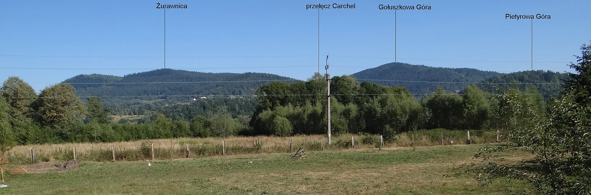 Photo showing: Widok ze Stryszawy: Od lewej: Żurawnica, przełęcz Carchel, Gołuszkowa Góra, Pietyrowa Góra