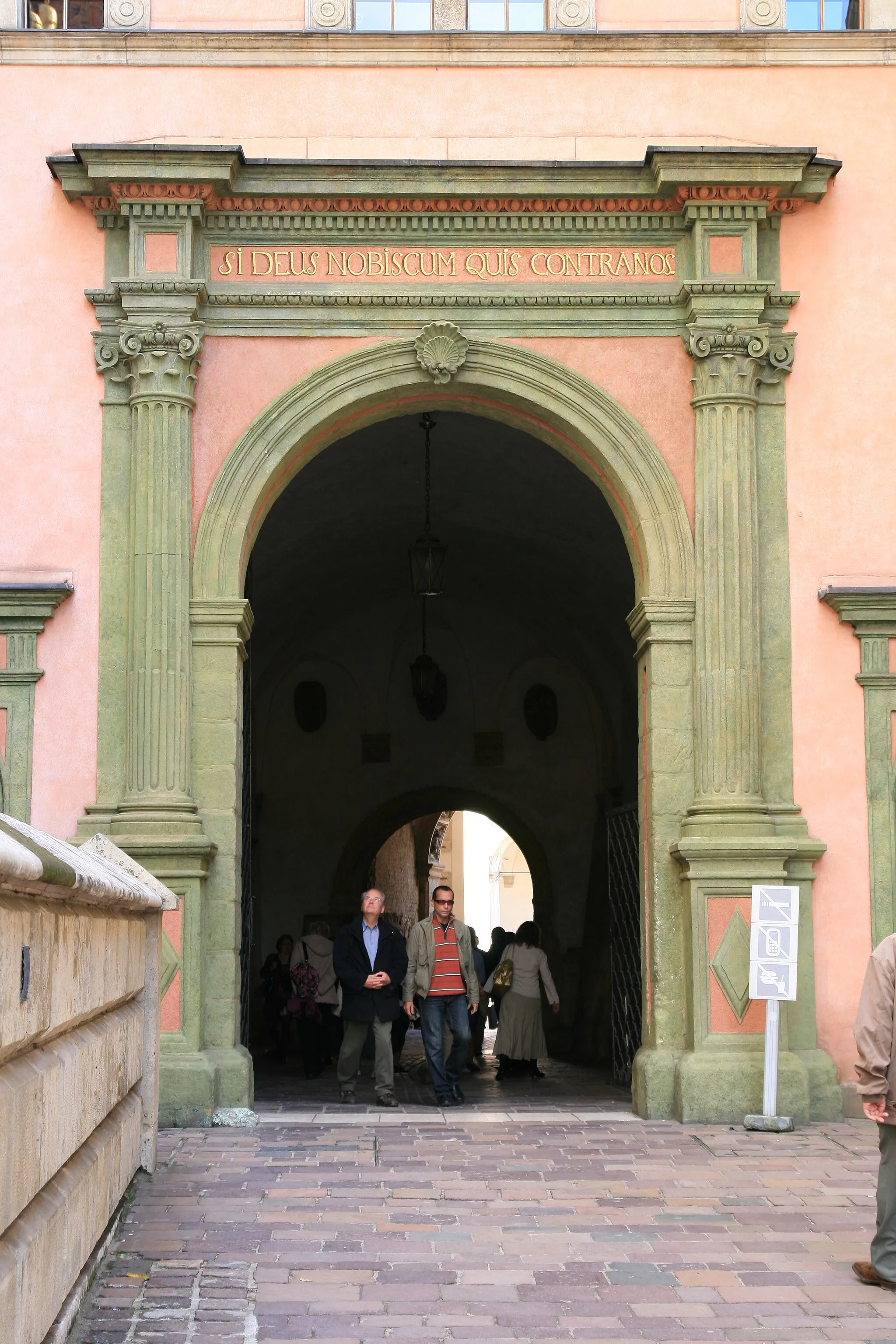 Photo showing: Gate to Wawel Castle in Kraków (Poland).