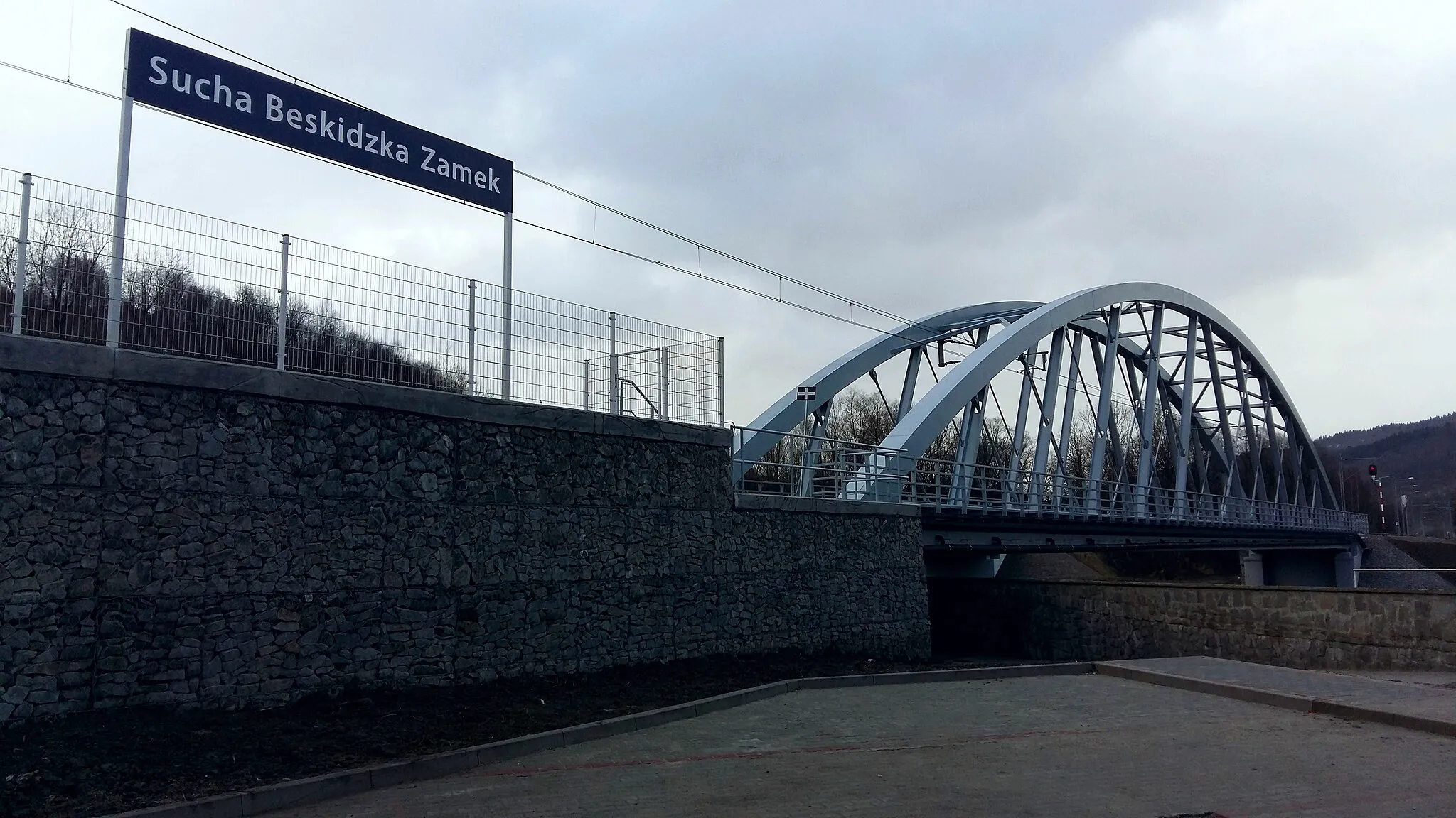 Photo showing: Sucha Beskidzka Zamek train stop and new railway bridge
