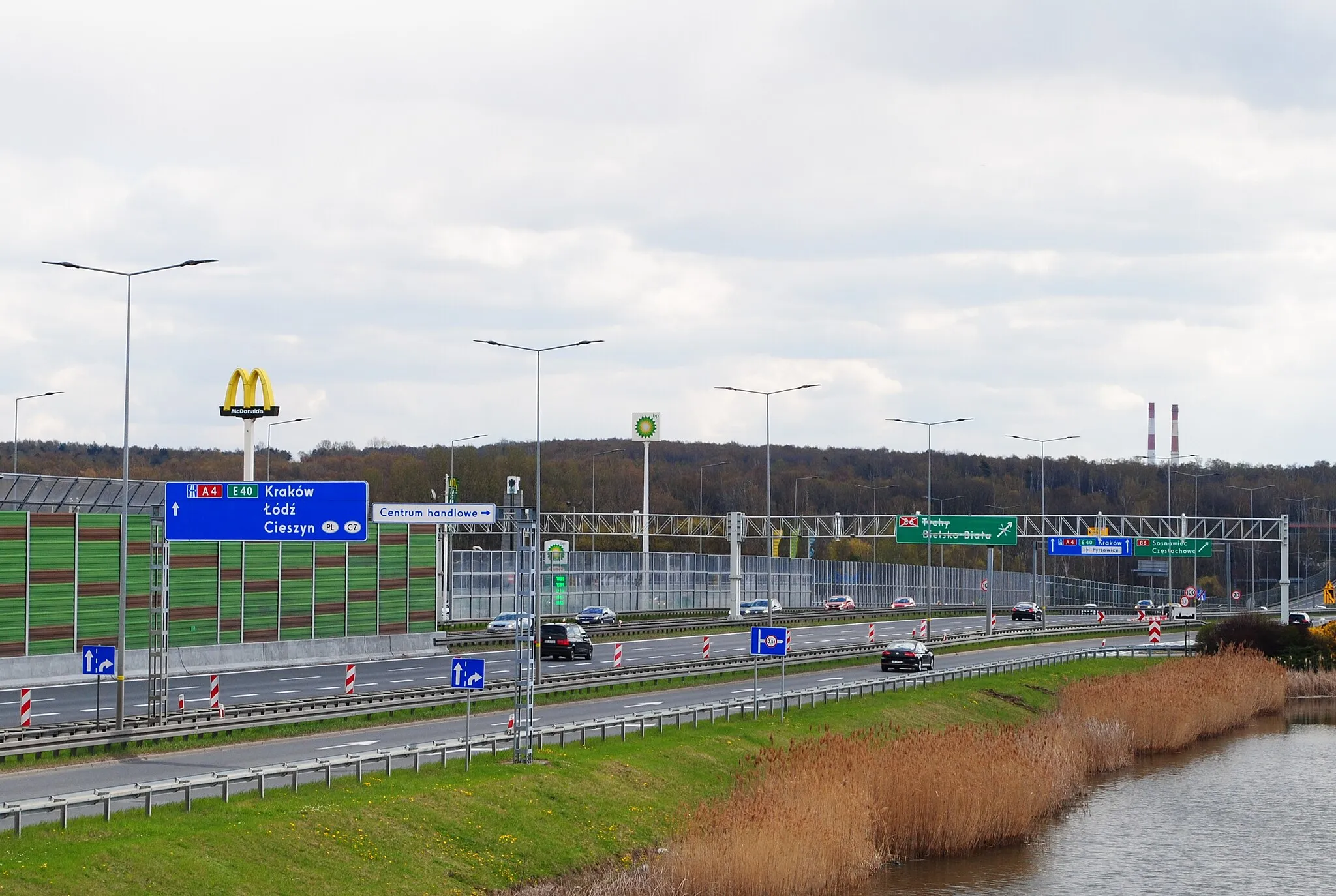 Photo showing: Katowice - Osiedle Paderewskiego-Muchowiec. Autostrada A4, a na drugim planie widok na Mrówczą Górkę