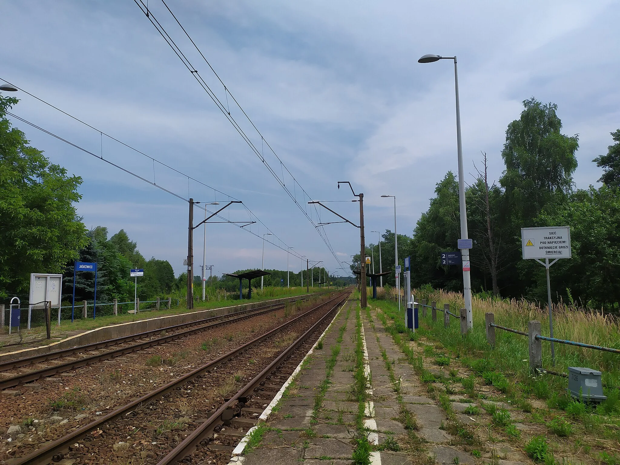 Photo showing: Perony przystanku kolejowego Jaśkowice w 2019 roku (widok w kierunku Krakowa Płaszowa)