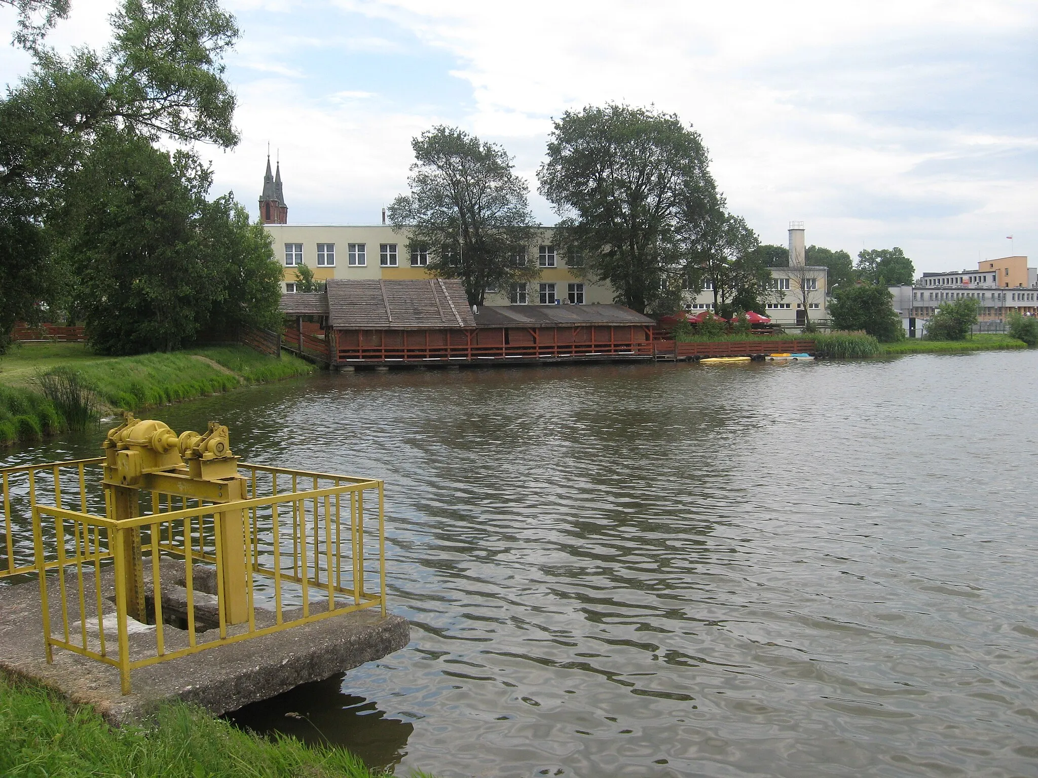 Photo showing: Zalew w Łosicach - widok z wału od strony Tocznej - widoczny budynek szkoły