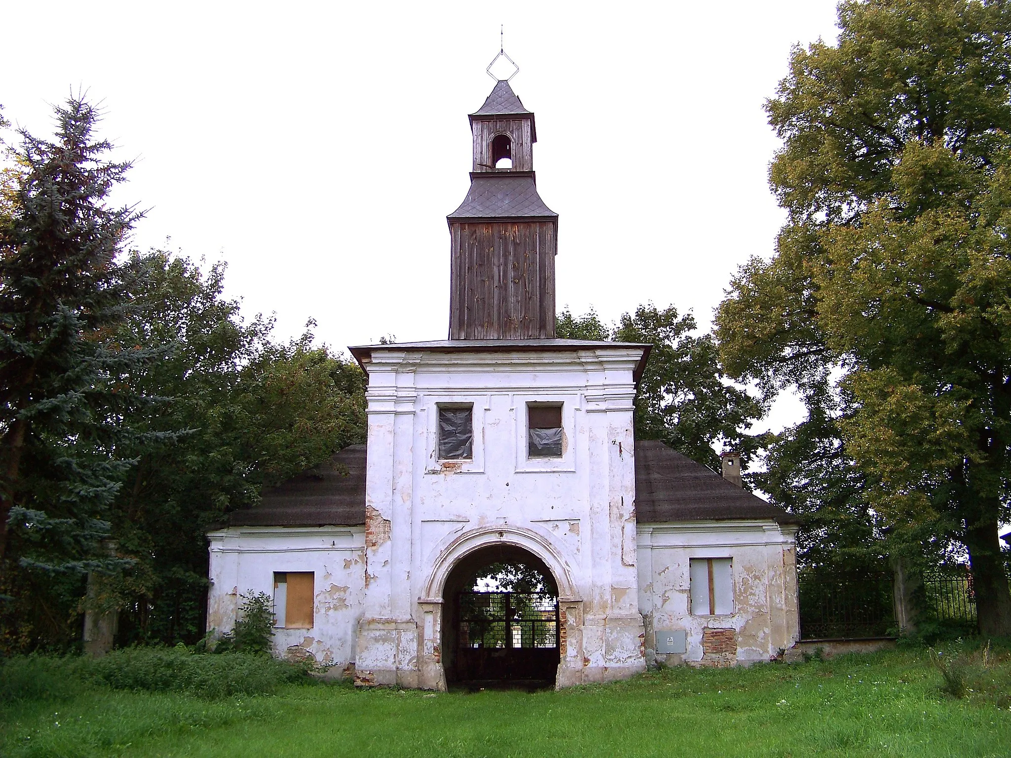 Photo showing: Mordy - zespół pałacowy: brama pałacowa w Mordach z XVIII-XIX wieku, widok od strony parku.