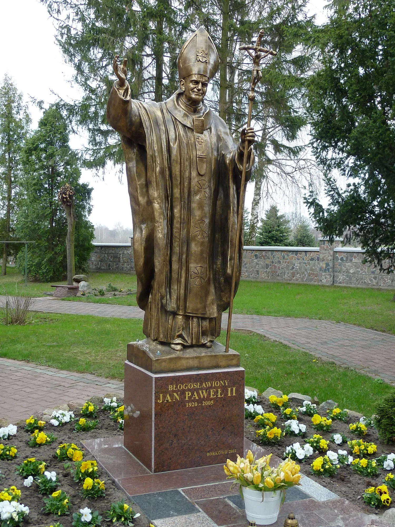 Photo showing: Pomnik Jana Pawła II przed kościołem św. Apolonii w Borkowie Kościelnym.