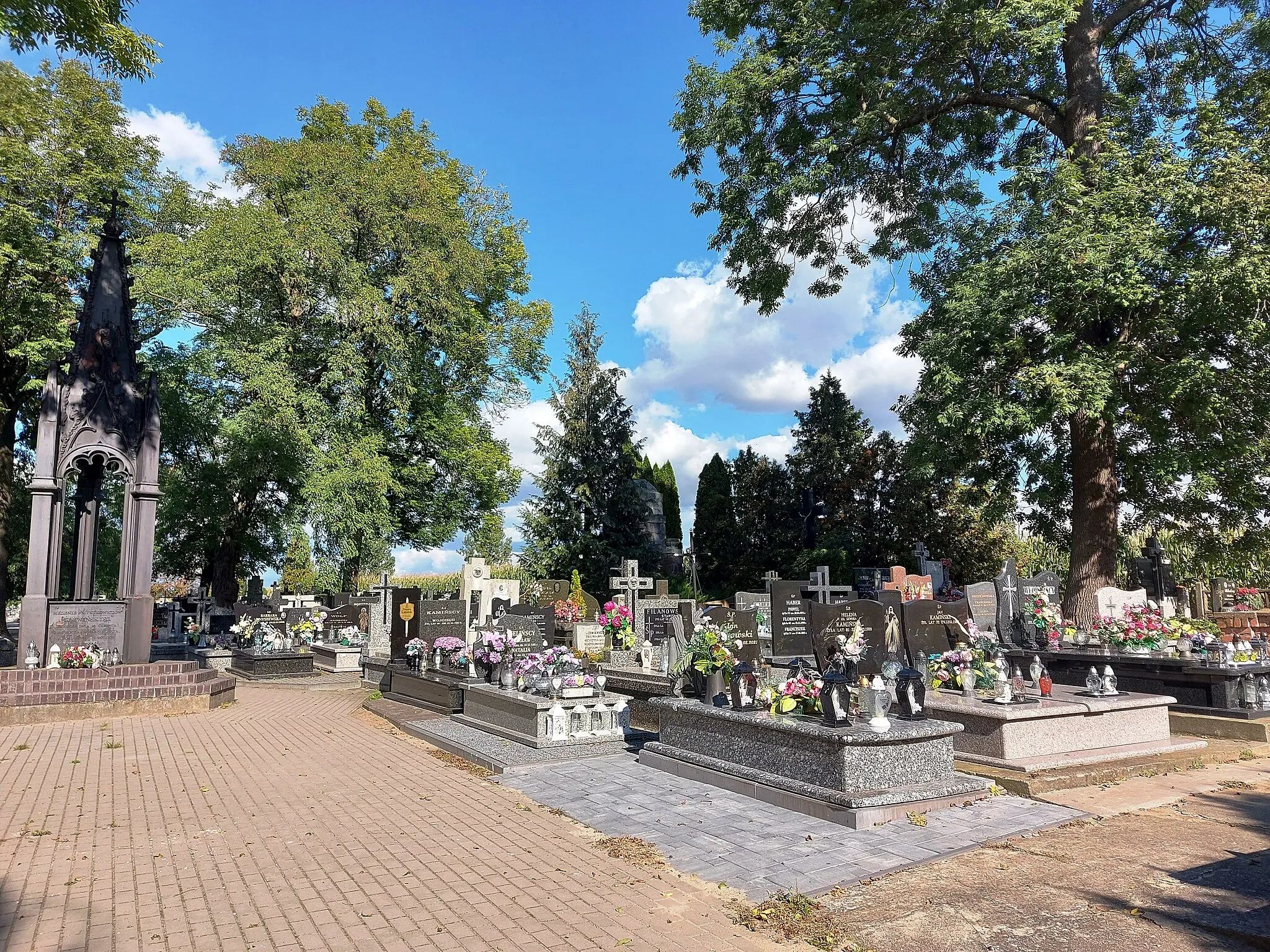 Photo showing: Roman Catholic cemetery in Mikołajew, Masovian Voivodeship, Poland