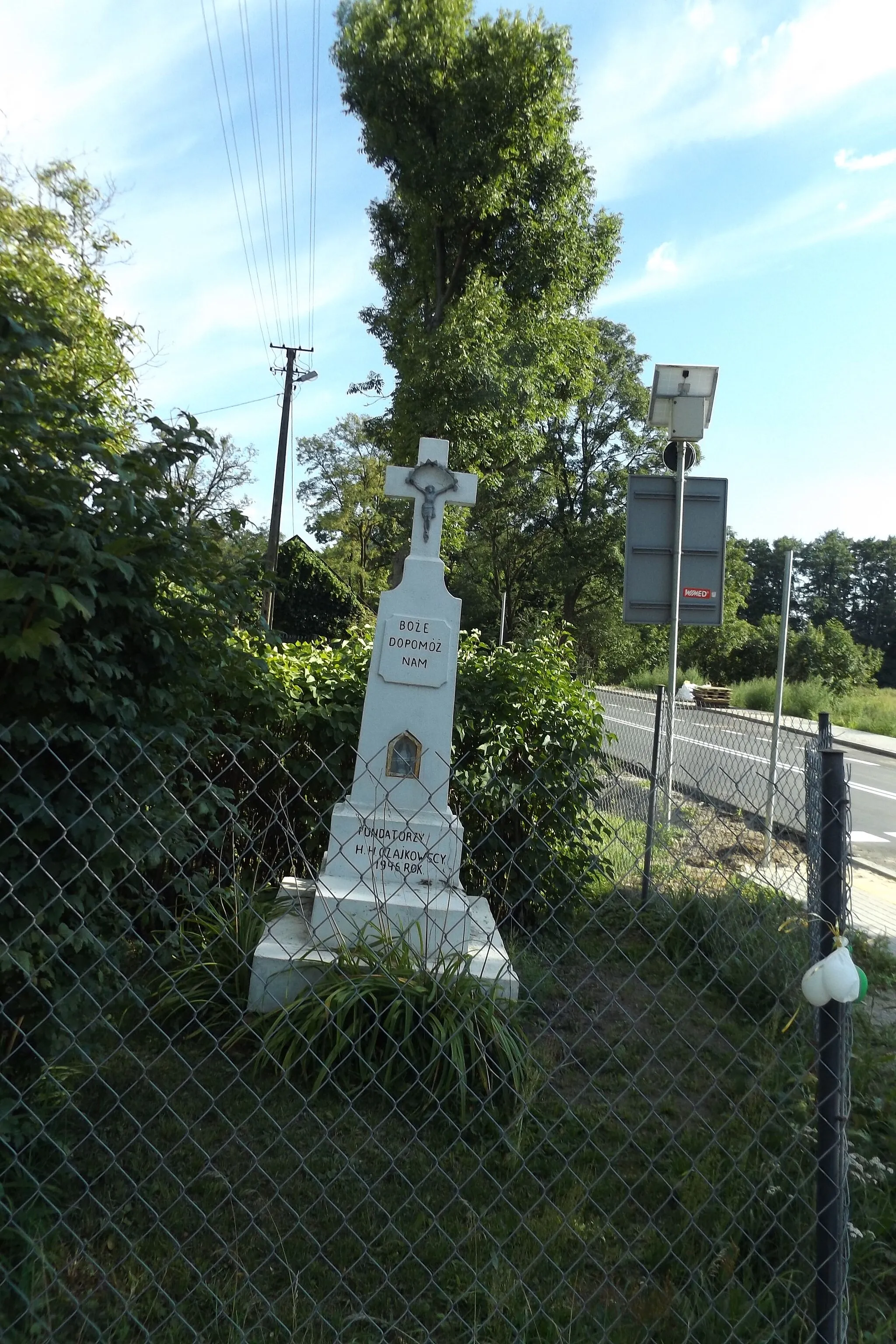 Photo showing: Kapliczka po SE stronie skrzyżowania (z drogą ze Strubin) w centrum Strachowie w 2018 r.