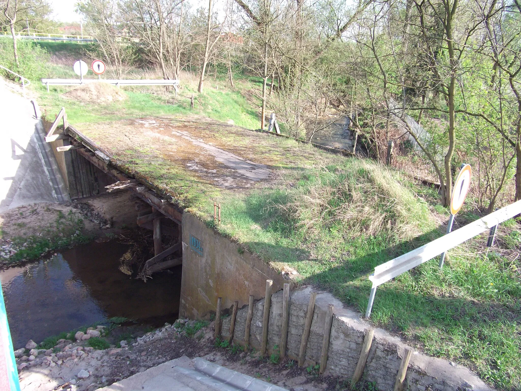 Photo showing: The old bridge over Słupianka, on the southern side of national road 62 in Słupno in 2012.