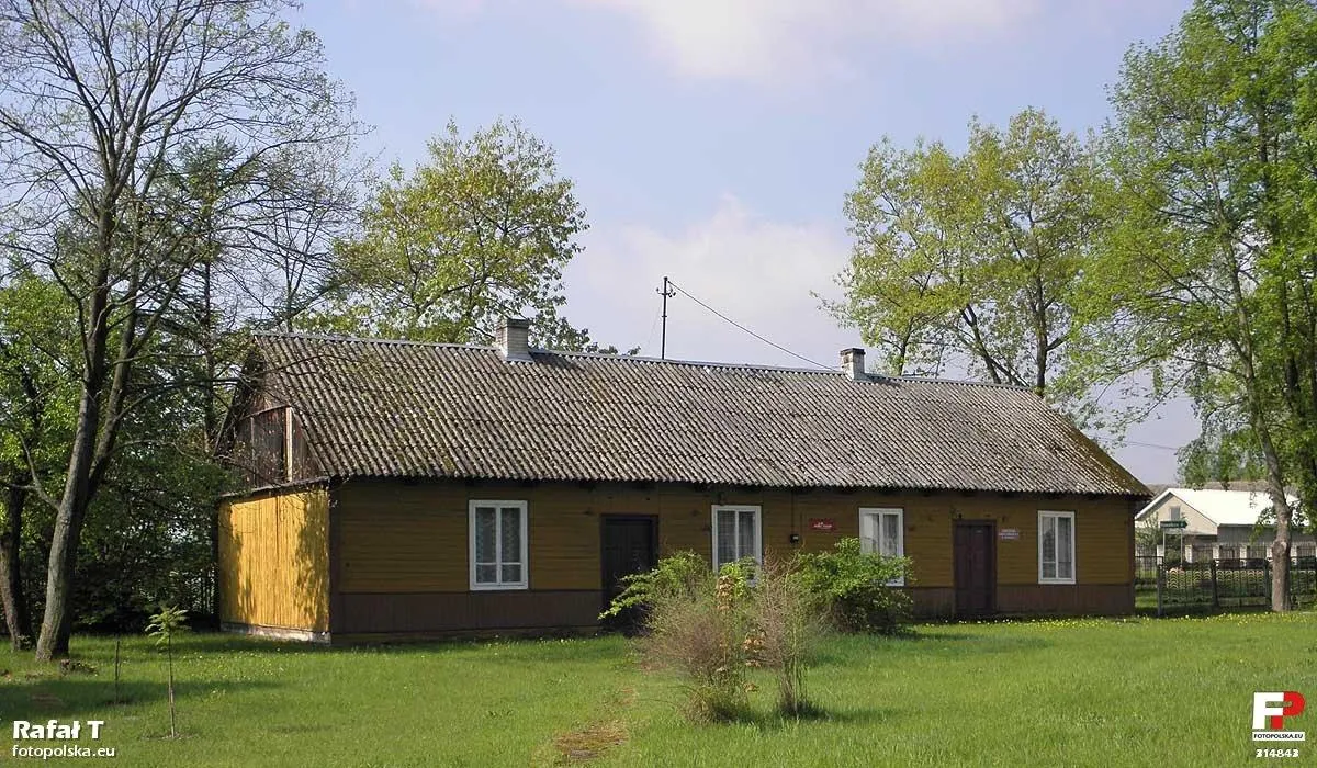 Photo showing: Budynek dawnej szkoły podstawowej.