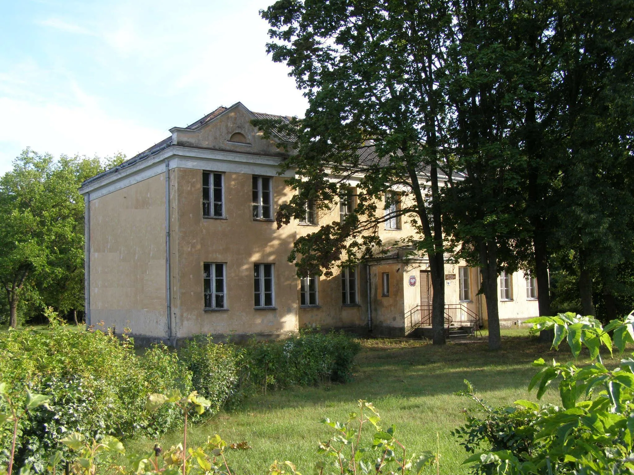 Photo showing: Zdjęcie Szkoły Podstawowej w Łasi. Zdjęcie zrobione po jej zamknięciu.