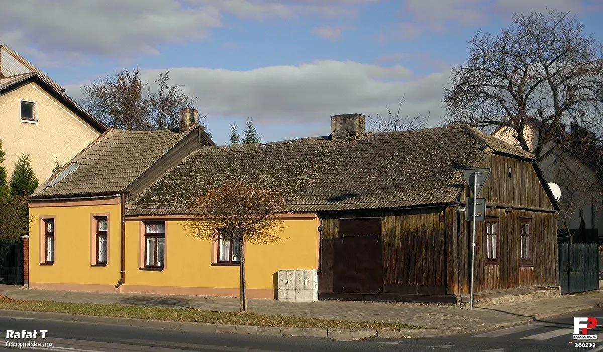 Photo showing: Budynki przy ul.Słowackiego 119, dawny sklep i drewniak. Jak widać wejście do sklepiku zniknęło pod styropianem i nowym tynkiem.