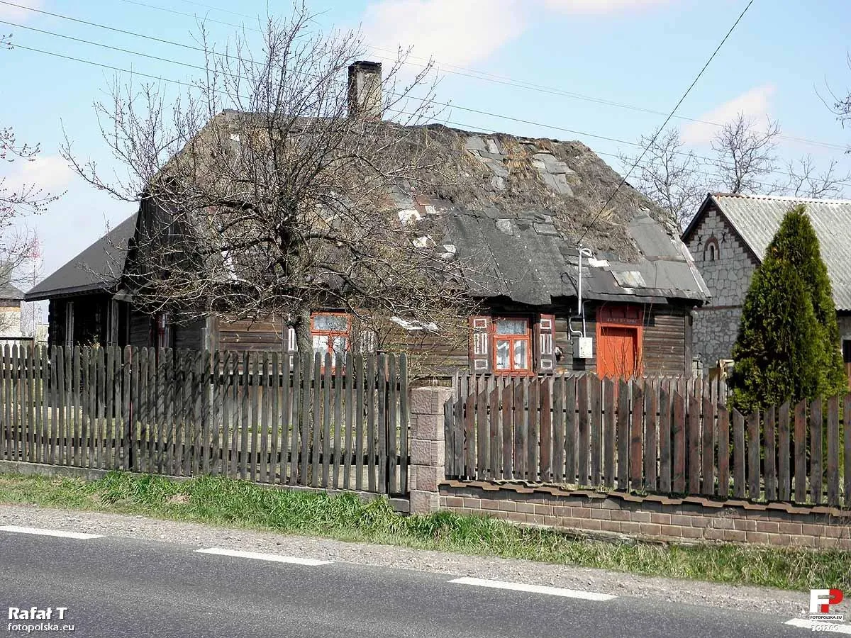 Photo showing: Budynek przy Radomskiej 101, ciekawe pokrycie dachu.