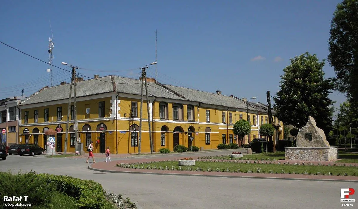 Photo showing: Narożny budynek dawnego ratusza, po prawo głaz upamiętniający lokację Solca.