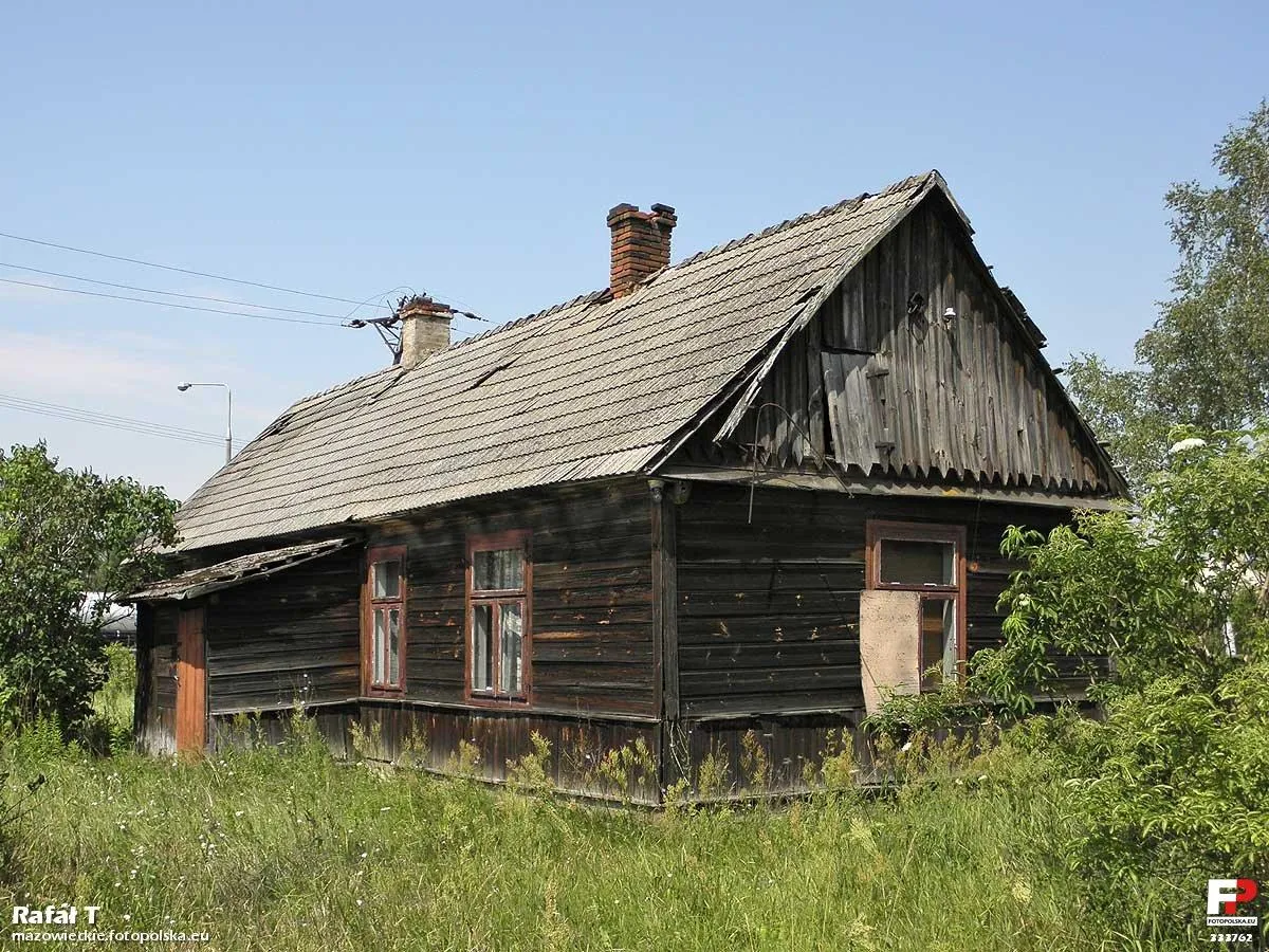 Photo showing: Niszczejący drewniak na końcu ulicy.