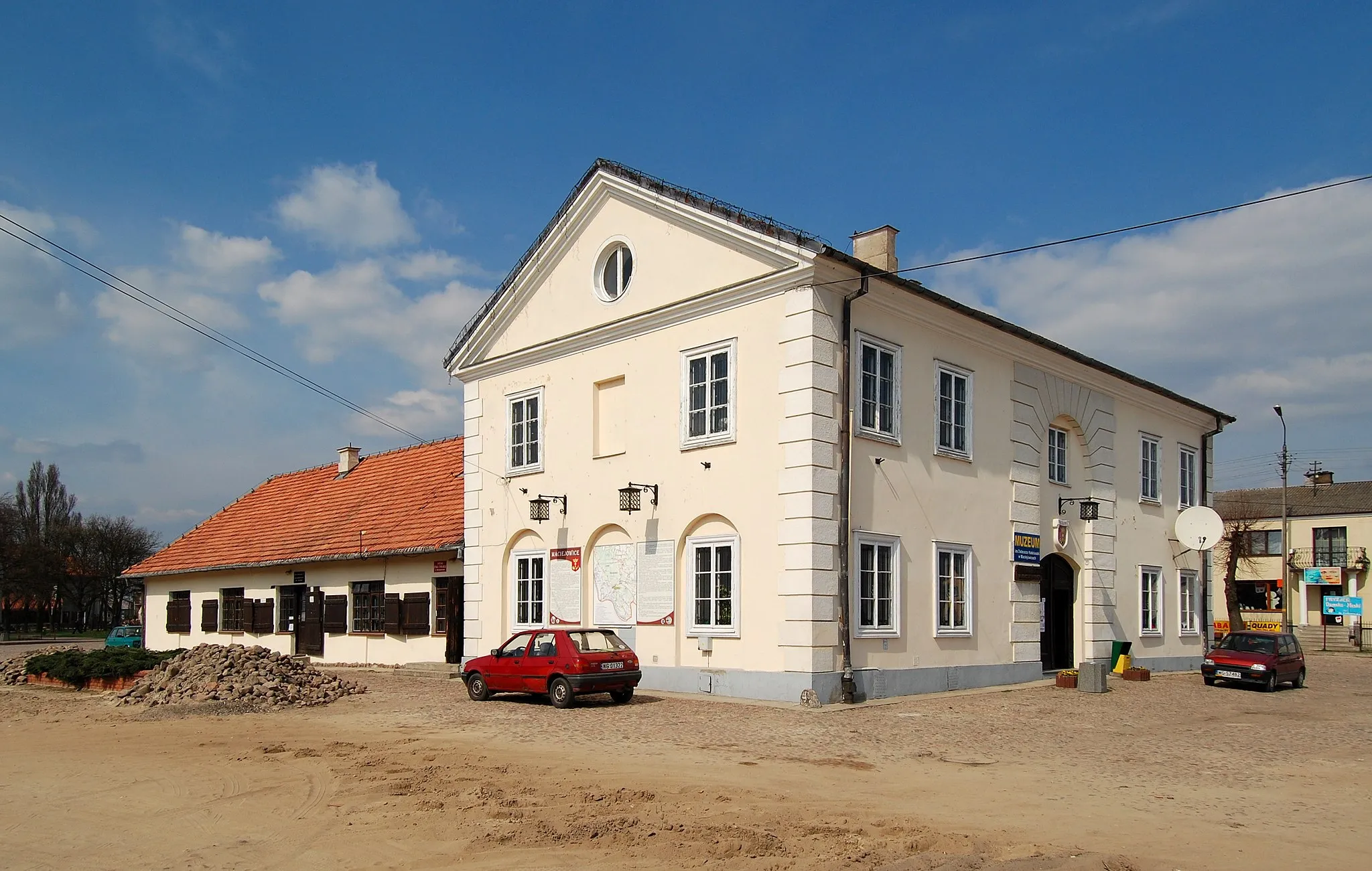 Photo showing: Town hall in Maciejowice, Masovian Voivodeship, Poland.