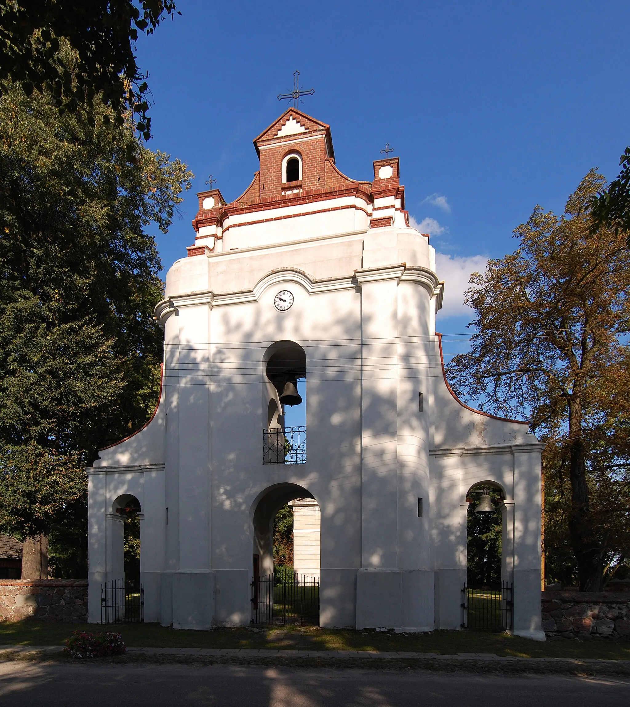 Photo showing: Gate with bell tower in Borowie, Masovian Voivodeship, Poland.