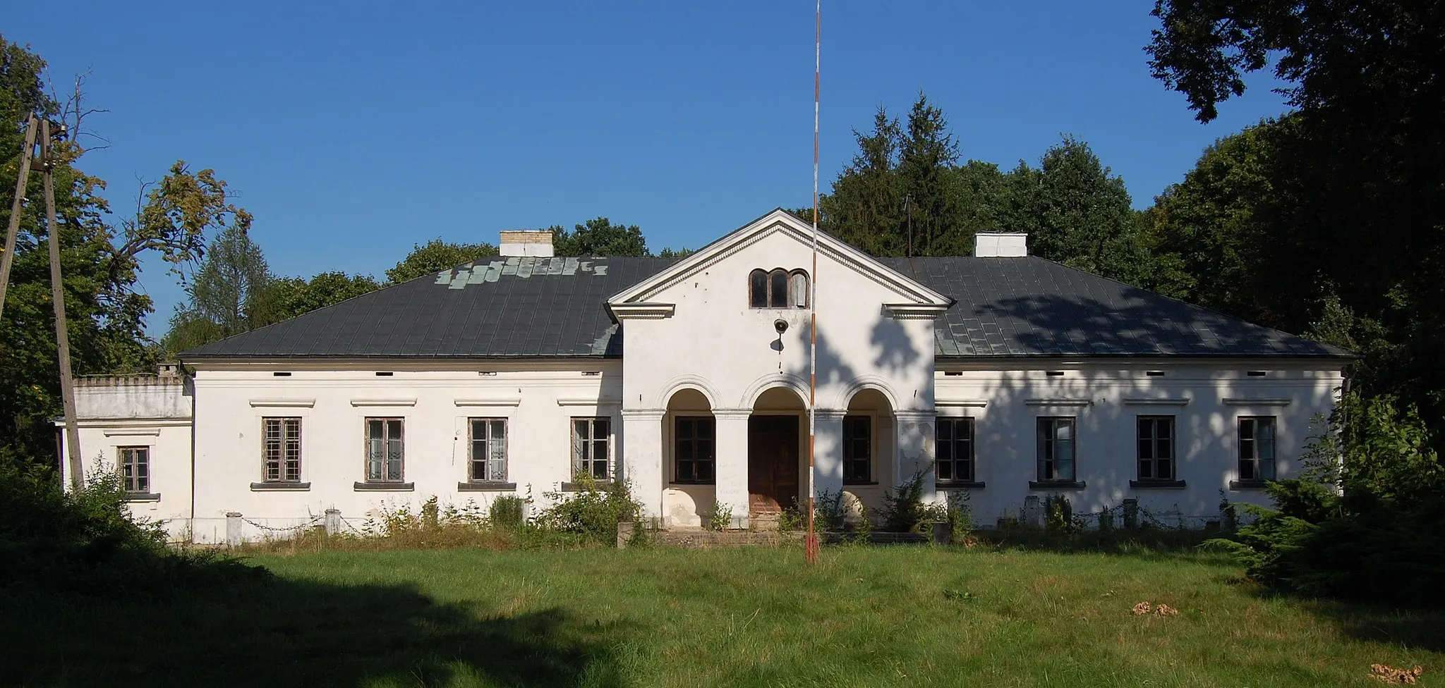 Photo showing: Old manor house, Jarczew, Lublin Voivodeship, Poland. Abanded presently.