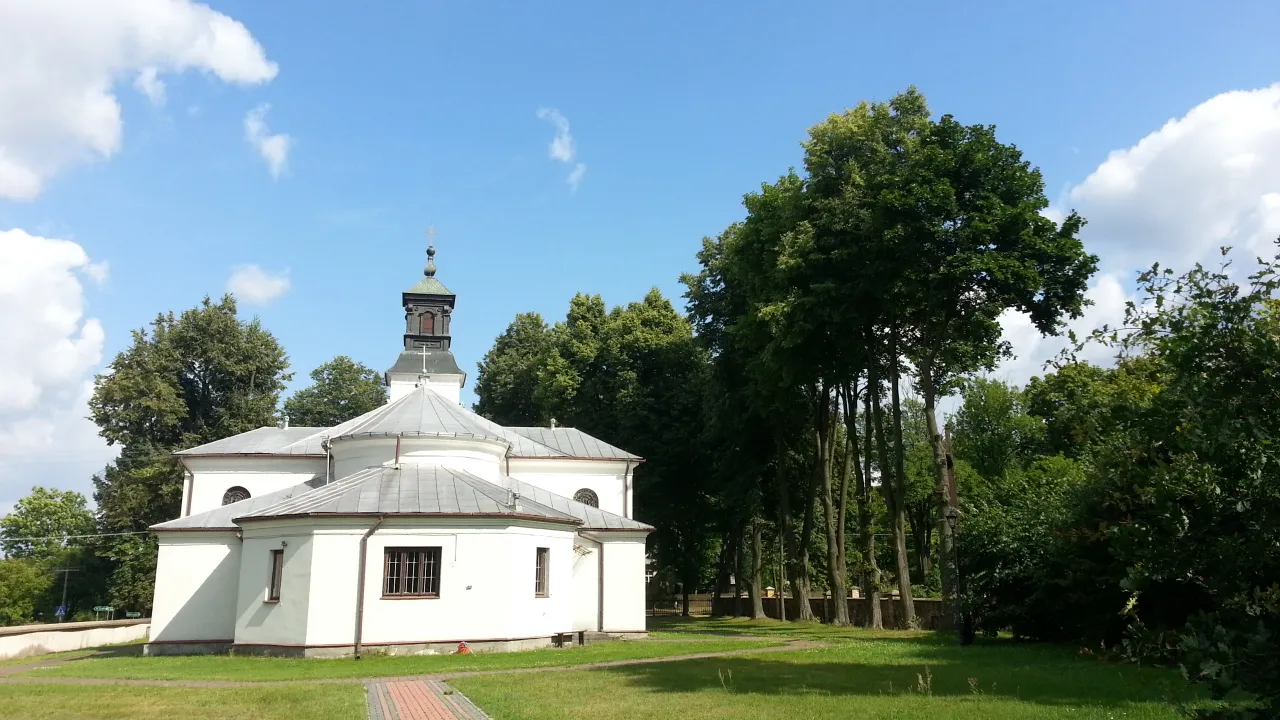 Photo showing: Domanice - kościół - widok od strony ogrodu