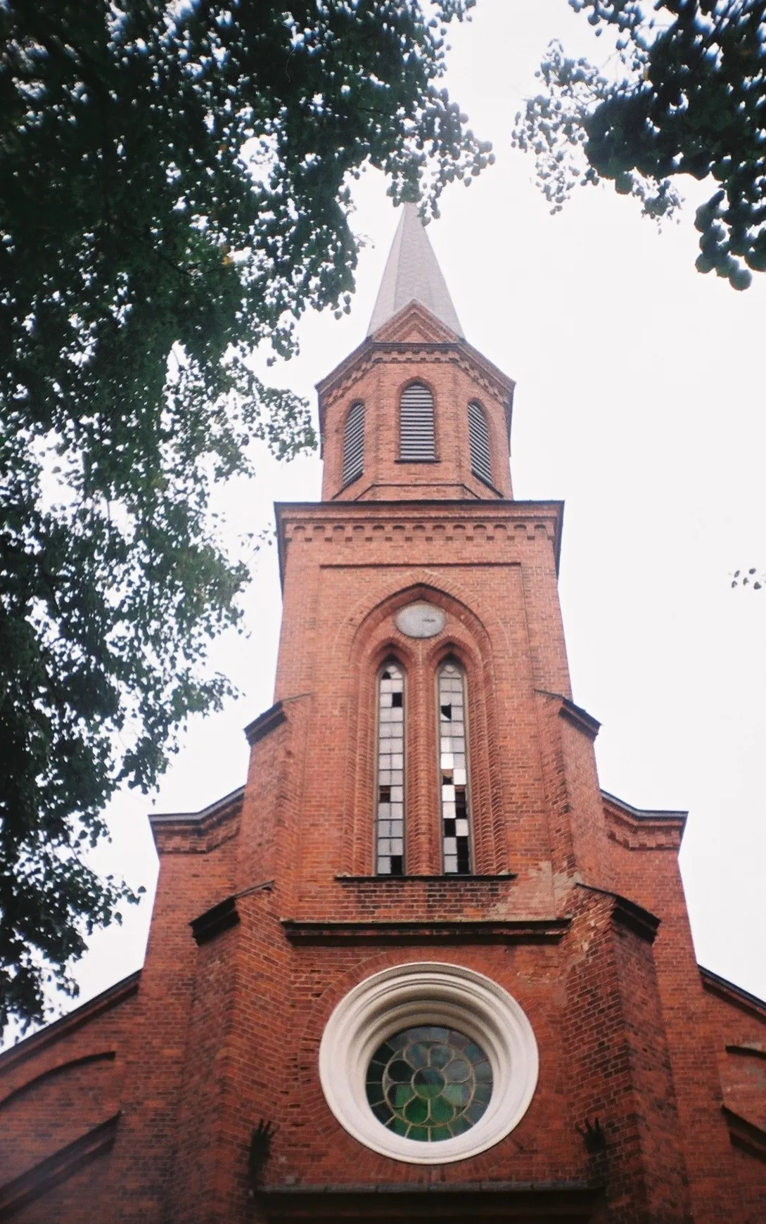 Photo showing: Front view of the parish church tower in Miedzna, Poland