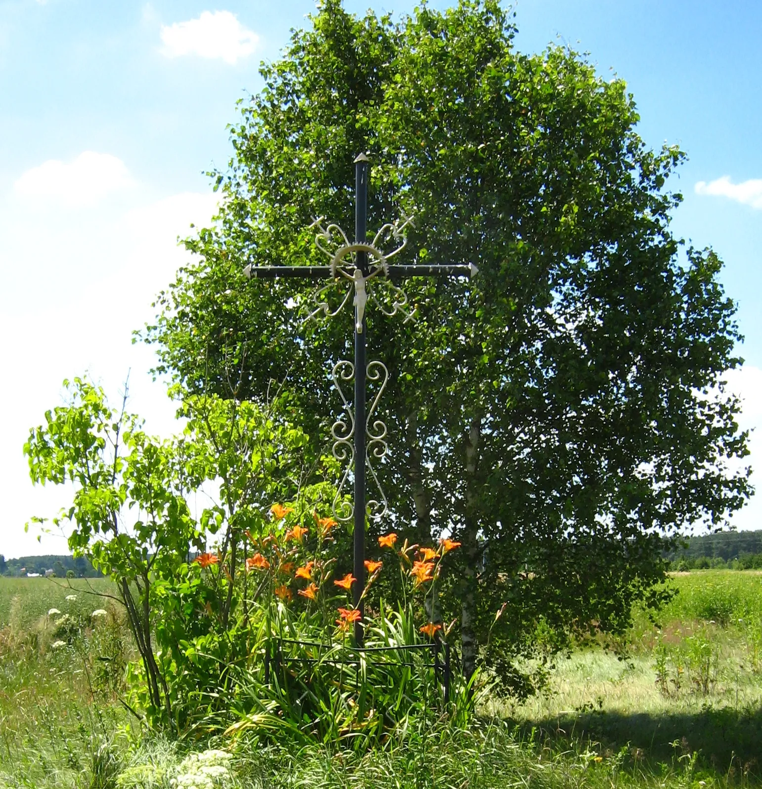 Photo showing: Roadside cross between two Polish villages: Smolanka and Krynka.