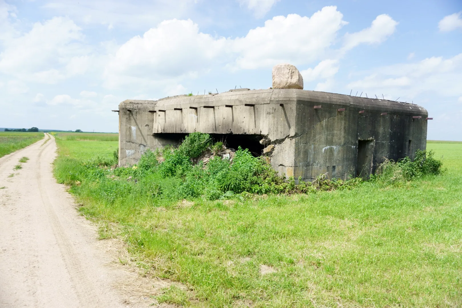 Photo showing: Półkaponiera dwupoziomowa dla armaty przeciwpancernej i dwóch karabinów maszynowych w Wierzchucy Nagórnej. Element Linii Mołotowa. Lata budowy: 1940-1941. Stan surowy.