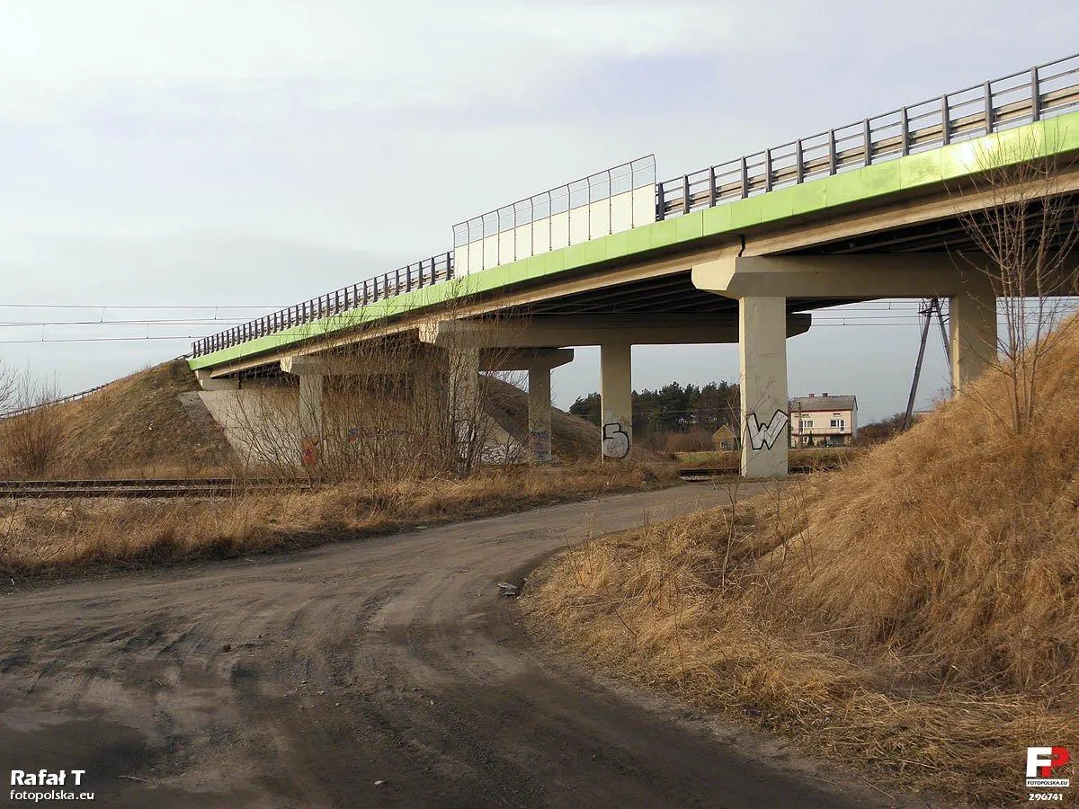 Photo showing: Wiadukt nad linią kolejową nr 26 na drodze krajowej nr 12.