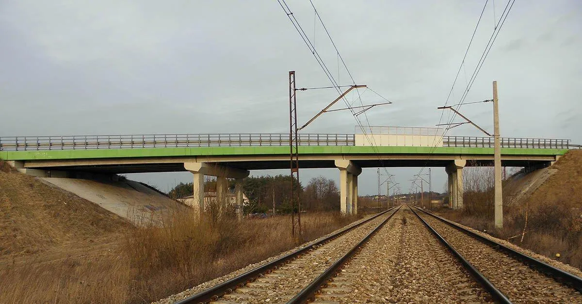 Photo showing: Wiadukt nad linią kolejową nr 26 na drodze krajowej nr 12.