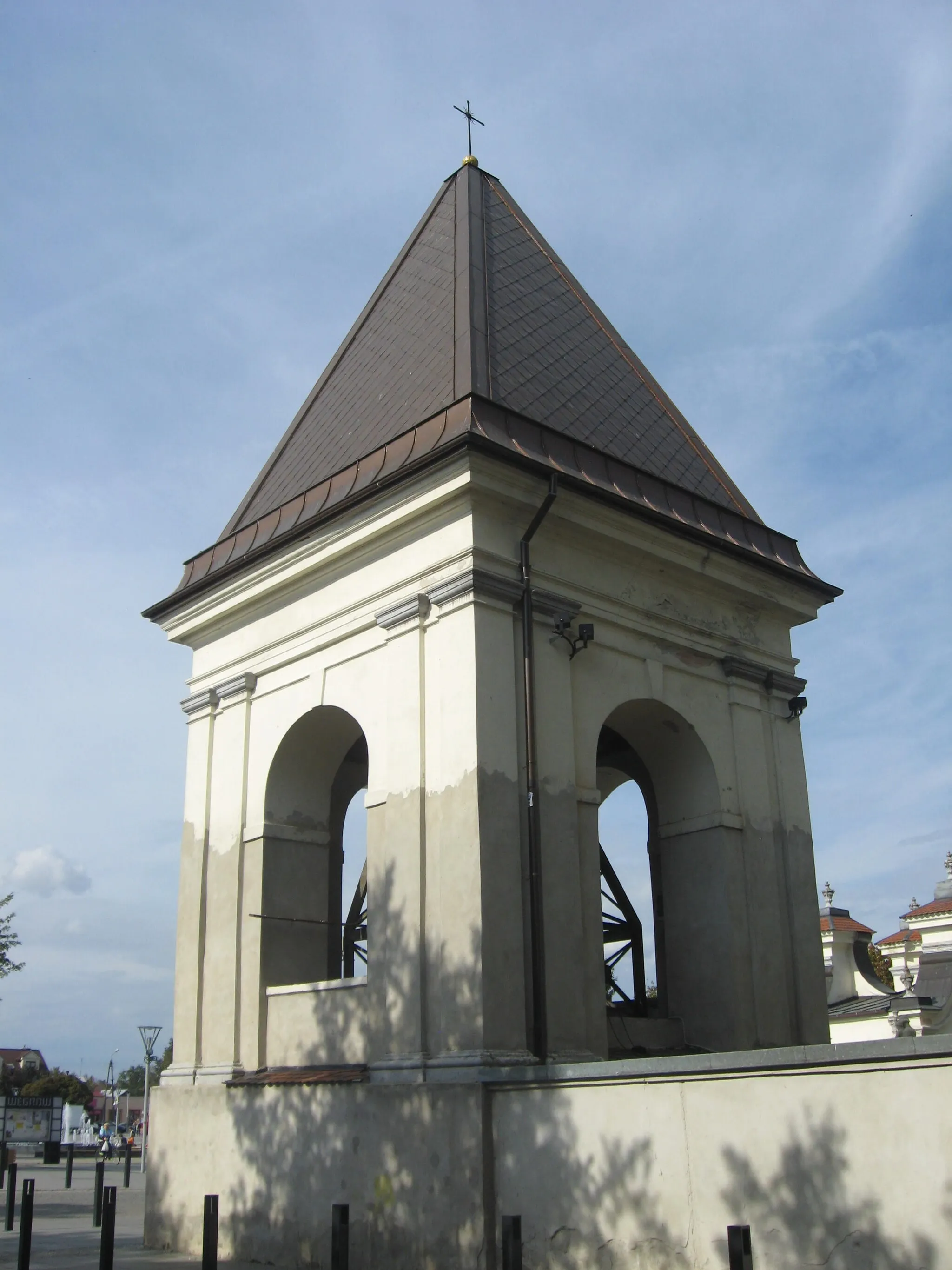 Photo showing: Węgrów, Rynek - zespół kościoła parafialny p.w. Wniebowzięcia NMP i śś. Piotra i Pawła, Rynek, XVI-XVIII:
kościół
2 dzwonnice
brama
ogrodzenie z bramką (zabytek nr 230)